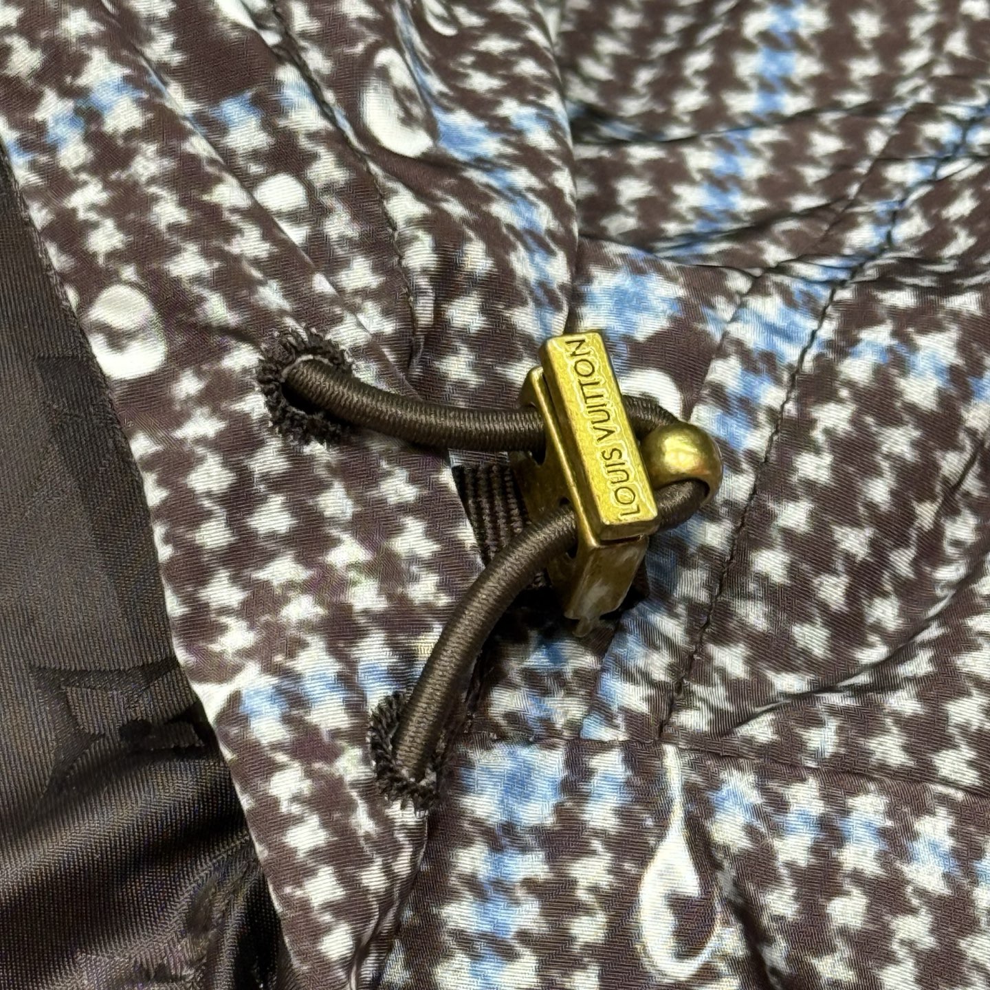 咖色：细节特写