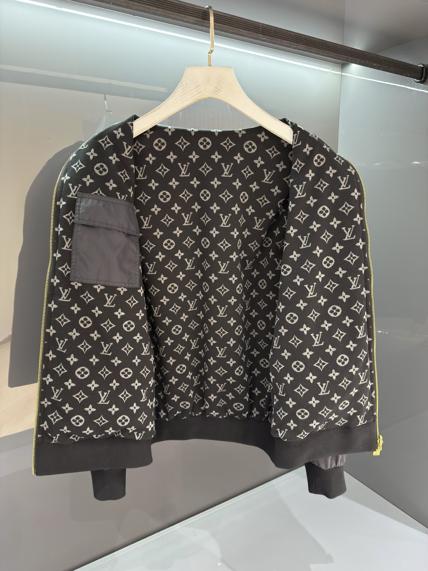 贸易公司订单‼️ 26SS早春新品 高端男士立领双面夹克外套 产量稀少珍贵.难度系数之高令人震撼!一眼便