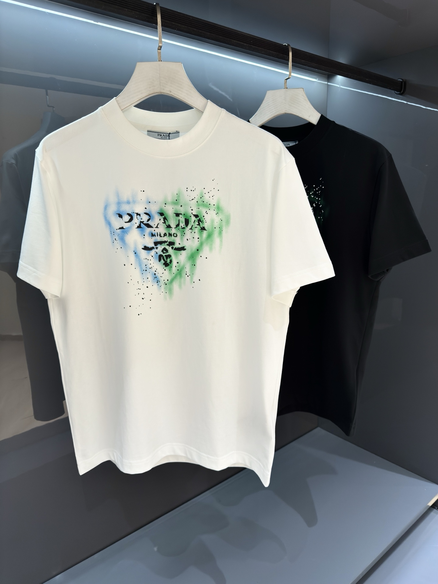 NO:756952,[New Product] Conley Print Triangular Round Neck Letters 2026 Summer New Product r*da Men's Round Neck Letter Logo Short Sleeve T-shirt. It has a unique and fashionable style, and is inherently extraordinary. It is suitable for wearing alone or as an inner layer! The minimalist and casual classic style comes from D Samsonite, creating the most elegant casual fashion atmosphere.  Imported customer-supplied knitted cotton fabric has an extraordinary texture experience. It is not unreasonable to claim that it is the most environmentally friendly fabric suitable for summer. It is light and breathable, has excellent comfort, and is soft, delicate and more natural. Custom-woven double-layer rib collar design, flat and snug and not easy to deform. Color: White/Black Size S/M/L/XL/2XL S Shoulder Width 43 Bust 100 Length 68 Sleeve Length 22, T-shirt, tees, t-shirt,19860909【新品】 康利印花 三角圆领字母  2026夏季新品 r*da 男士圆领字母logo 短袖T恤 .兼具个性时尚范儿,与生俱来的不平凡.单穿内搭皆适宜! 极简休闲的经典风格来自 D新秀丽作,铸就最为优雅的休闲时尚气息. 进口客供针织棉面料,非同一般的质感体验,号称最适合夏季的环保面料不是没有道理的.轻盈透气,舒适感极佳,柔软细腻更为自然.定织型的双层罗纹领口设计,平整服贴不易变形 颜色:白色/黑色 尺码S/M/L/XL/2XL S肩宽43胸围100衣长68袖长22,,T-shirt,tees，t-shirt,,Men's clothing