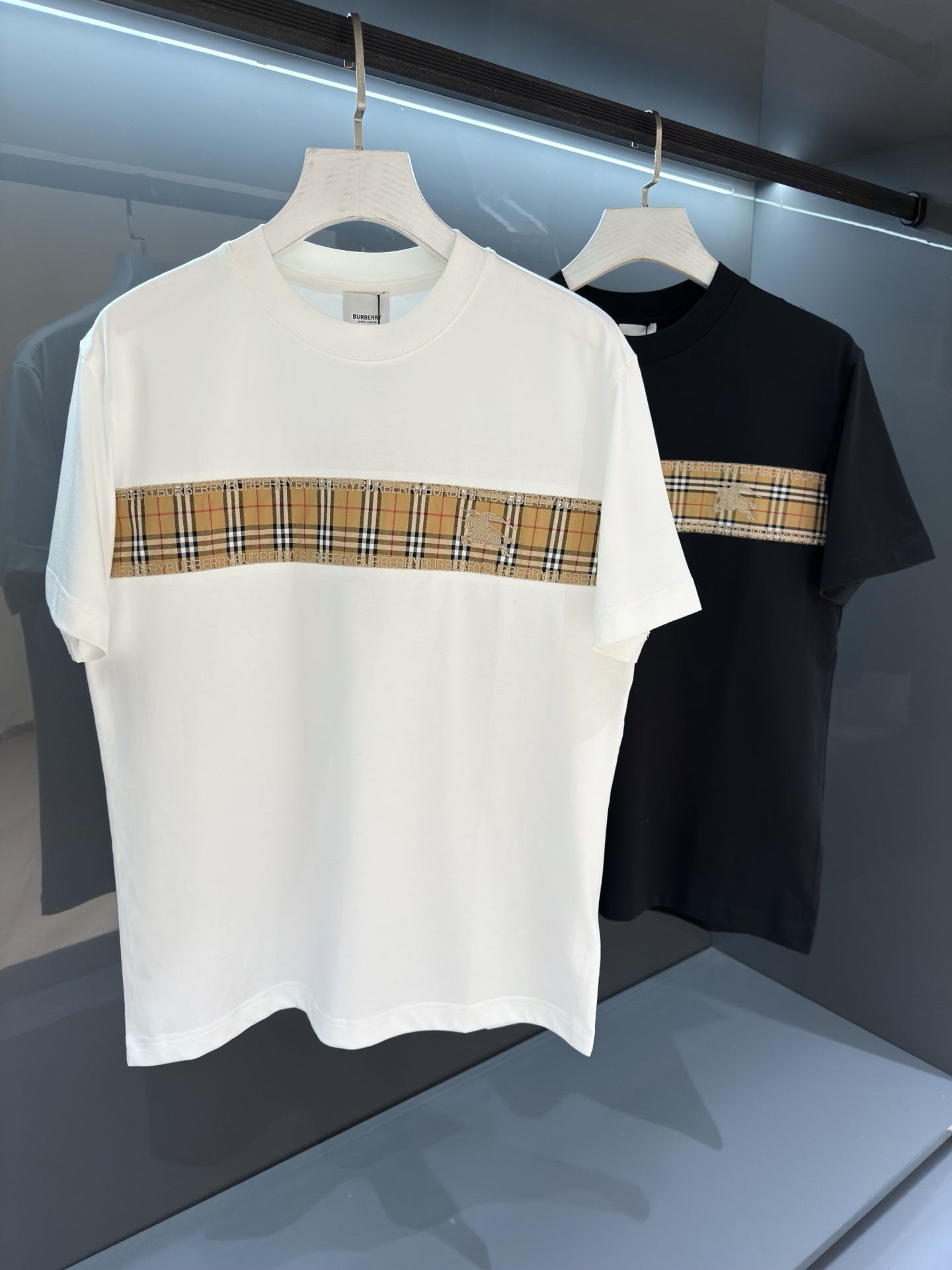 NO:756953,[New Product] Plaid War Horse 2026 SSBur*erry men's round neck embroidered fashion logo sports short-sleeved T-shirt. The unique sense of simple fashion is never left alone, and British fashion can still not be hidden. Customer-supplied knitted cotton fabric, made with micro-knitting technology. The texture and feel are completely boutique-level. Comfortable, breathable, refreshing and versatile. The unique high-tech color matching style has opened the concept of BUR.  Interpreting the classic heritage of the brand. The refreshed bur classic logo badge on the chest will have innovative derivatives. The exquisite embroidery craftsmanship reflects the obvious convex effect. The tough and solid texture distinguishes the traditional offset printing pattern. Color white/black Size S/M/L/XL/2XL S Shoulder width 43 Bust 100 Length 68 Sleeve length 22, burberry, T-shirt, tees, t-shirt,19860909【新品】 格纹战马2026SSBur*erry 男士圆领刺绣时尚标运动短袖T恤 独有的简约时尚感从不落单,英伦时尚依旧掩藏不住.客供针织棉面料,经微型针织的工艺技术制作.质地手感完完全全的精品级别.舒适透气清爽百搭.别具一格的高工艺拼色风格开启了BUR的概念传播. 诠释品牌的经典传承.胸前焕然一新的bur经典标识徽章将有创新性的衍生 精湛的刺绣工艺感体现明显的凸感效果.硬朗结实的质感区别传统胶印图案. 颜色白色/黑色 尺码S/M/L/XL/2XL S肩宽43胸围100衣长68袖长22,,burberry,T-shirt,tees，t-shirt,,Men's clothing