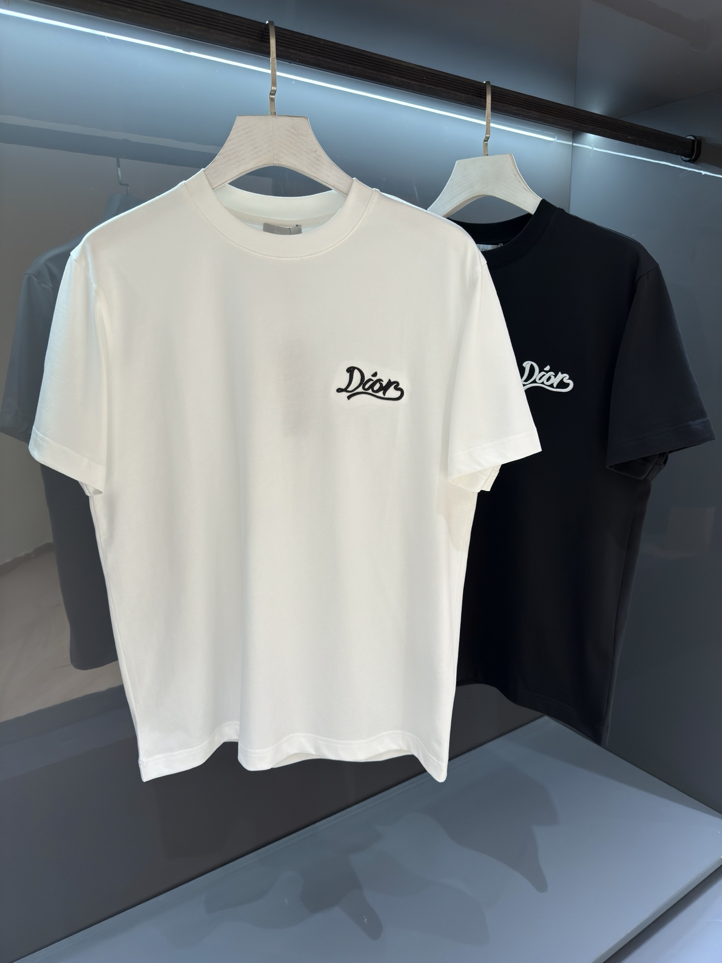 NO:756957,[New Product] 2026SS new summer product Di*r logo printed short-sleeved T-shirt. It has superb fashion charm and unique artistic atmosphere. The densely spun knitted cotton fabric is supplied by customers. The delicate and orderly knitting process retains the original soft texture, which is refreshing and refreshing. The texture of the fabric is the most powerful proof.  The new exquisite embroidery brand logo expresses the fusion between agility and unique ingenuity. The fine stitching technology, ribbed round neck and V collar top thread create the classic 'Forger' extension of fashion inspiration. Color: White/Black Size S/M/L/XL/2XL S Shoulder Width 45 Bust 100 Length 68 Sleeve Length 22, T-shirt, tees, t-shirt,19860909【新品】 2026SS夏季新品 Di*r 标识印花短袖T恤 高超的时尚魅力风范,特立独行的艺术气息. 客供密纺针织棉面料,细腻有序的针织工艺保留了最初的那份柔软质感,清肤透爽,工艺考究,织面的质感就是最有力的证明. 全新精美刺绣品牌标识表达了灵动之间的融合感,别具匠心.缝合技术精细度,罗纹圆领搭配 V 领缉面线成就经典的“锻造者”延伸时尚灵感. 颜色:白色/黑色 尺码S/M/L/XL/2XL S肩宽45胸围100衣长68袖长22,,T-shirt,tees，t-shirt,,Men's clothing