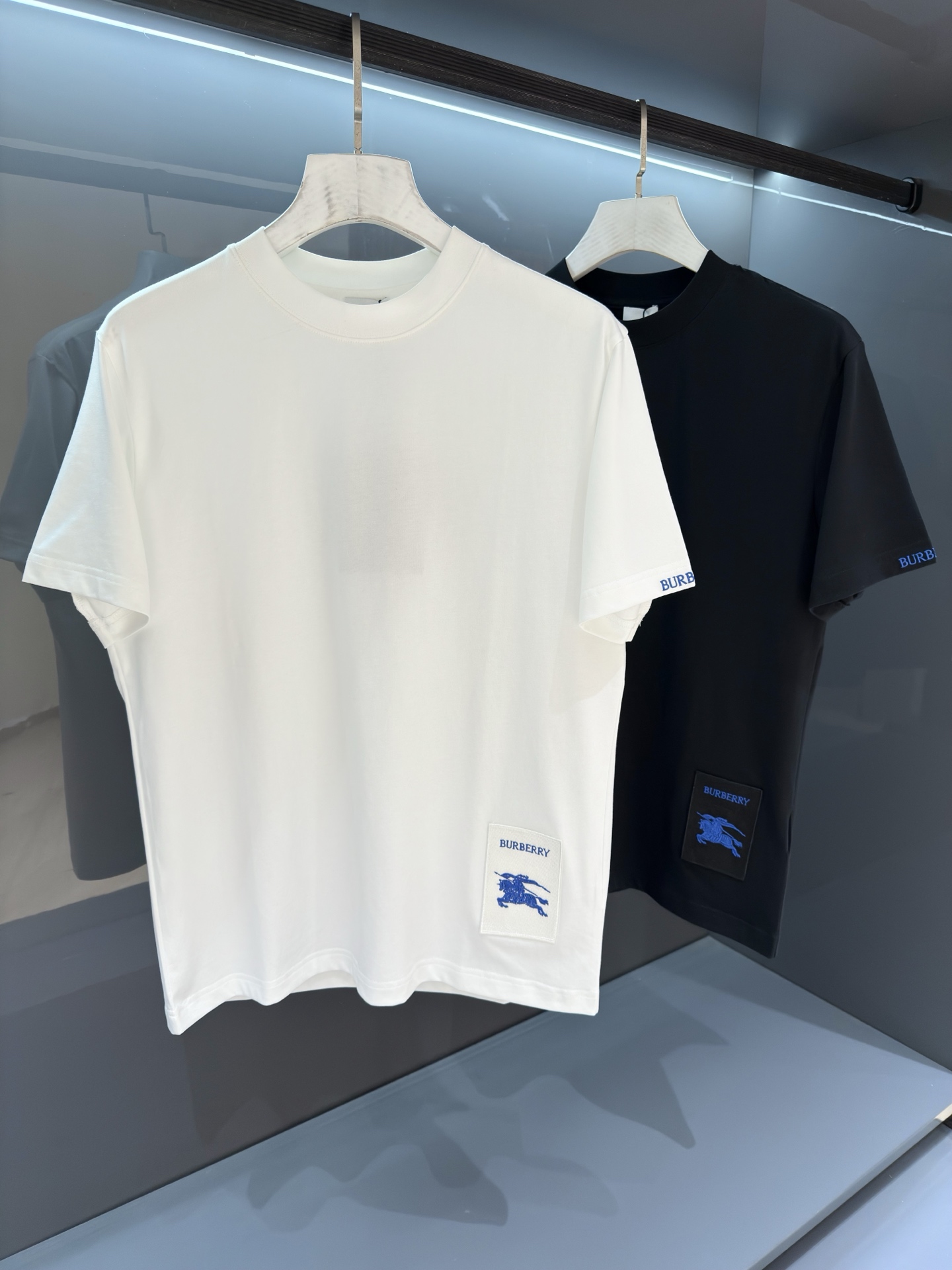 NO:756960,[New product] War Horse classic short-sleeved T-shirt. It comes from old trading channels. The level of craftsmanship can tell everything is different. 2026SSBur*erry men's round neck fashionable sports short-sleeved T-shirt  The unique sense of simple fashion is never left alone, and British fashion still cannot be hidden. Knitted cotton fabrics are supplied to customers and are made with micro-knitting technology. The texture and feel are completely boutique-level. Comfortable, breathable, refreshing and versatile. The unique high-tech color matching style opens the concept of BUR. Interpretation of the brand's classic heritage. The refreshed bur classic logo badge on the chest will have innovative derivatives  The exquisite embroidery craftsmanship reflects the obvious convex effect. The tough and solid texture is different from the traditional offset printing pattern. Color white/black Size S/M/L/XL/2XL S Shoulder width 43 Bust 100 Length 67 Sleeve length 21, burberry, T-shirt, tees, t-shirt,19860909【新品】 战马经典短袖T恤 来自老牌贸易渠道货品,工艺程度就能说明一切的与众不同. 2026SSBur*erry 男士圆领时尚标运动短袖T恤 独有的简约时尚感从不落单,英伦时尚依旧掩藏不住.客供针织棉面料,经微型针织的工艺技术制作.质地手感完完全全的精品级别.舒适透气清爽百搭.别具一格的高工艺拼色风格开启了BUR的概念传播. 诠释品牌的经典传承.胸前焕然一新的bur经典标识徽章将有创新性的衍生 精湛的刺绣工艺感体现明显的凸感效果.硬朗结实的质感区别传统胶印图案. 颜色白色/黑色 尺码S/M/L/XL/2XL S肩宽43胸围100衣长67袖长21,,burberry,T-shirt,tees，t-shirt,,Men's clothing