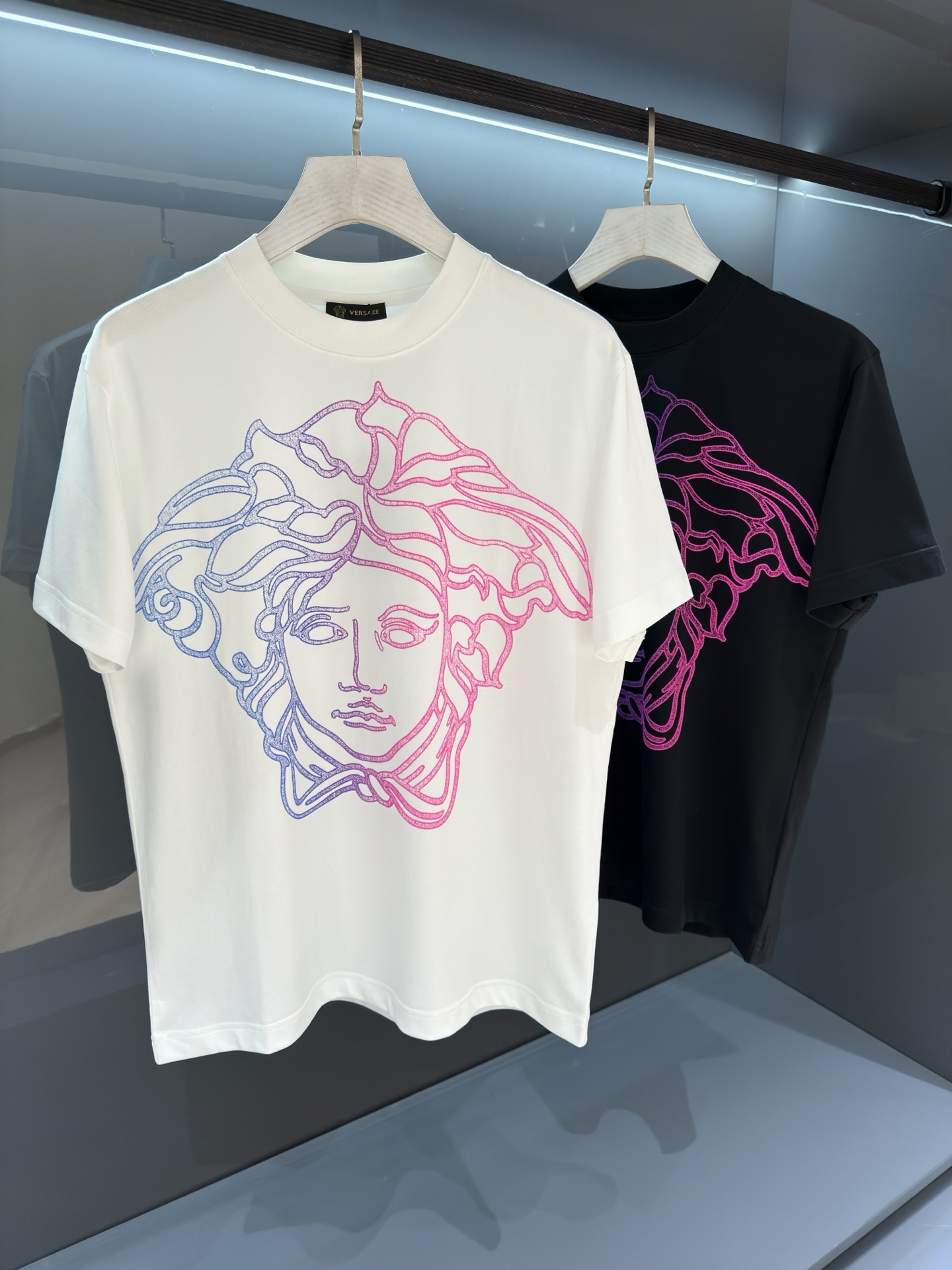 NO:756940,[New product] 2026SS VERS*CE Men's printed short-sleeved T-shirt. Product from a top trading company. Heavy-duty high-end product. Italian origin. Perfect and first-class product. A single product with a strong sense of design. It brings fashion aesthetics to the extreme. The iconic element Medusa pattern is embellished with printing. It is quite artistic and made of high-grade pure cotton.  It has excellent skin-friendliness, well-designed details, very unique and clever construction, the whole body is clean and neat, the lines are simple, the upper body is full of shape, and the style is extraordinary. It is very good whether worn alone or as an inner layer!  Color White/Black Size S/M/L/XL/2XL S Shoulder width 43 Bust 100 Clothing length 68 Sleeve length 21,,versace,versace,T-shirt,tees,t-shirt,19860909【新品】2026SS VERS*CE范思*男士印花短袖T恤 顶级贸易公司货,重磅高端尖品,意大利原产 品相完美一流 设计感超强的一款单品,将时装美学发挥到极致,标志性元素美杜莎图案印花点缀 相当有意境,高级纯棉材质 亲肤性绝佳,细节设计到位,非常别致巧妙的构建,通体干净利落,线条感简洁,上身型款十足,格调非凡,无论单穿还是内搭都非常出彩！ 颜色白色/黑色 尺码S/M/L/XL/2XL S肩宽43胸围100衣长68袖长21,,versace,versace,T-shirt,tees，t-shirt,,Men's clothing