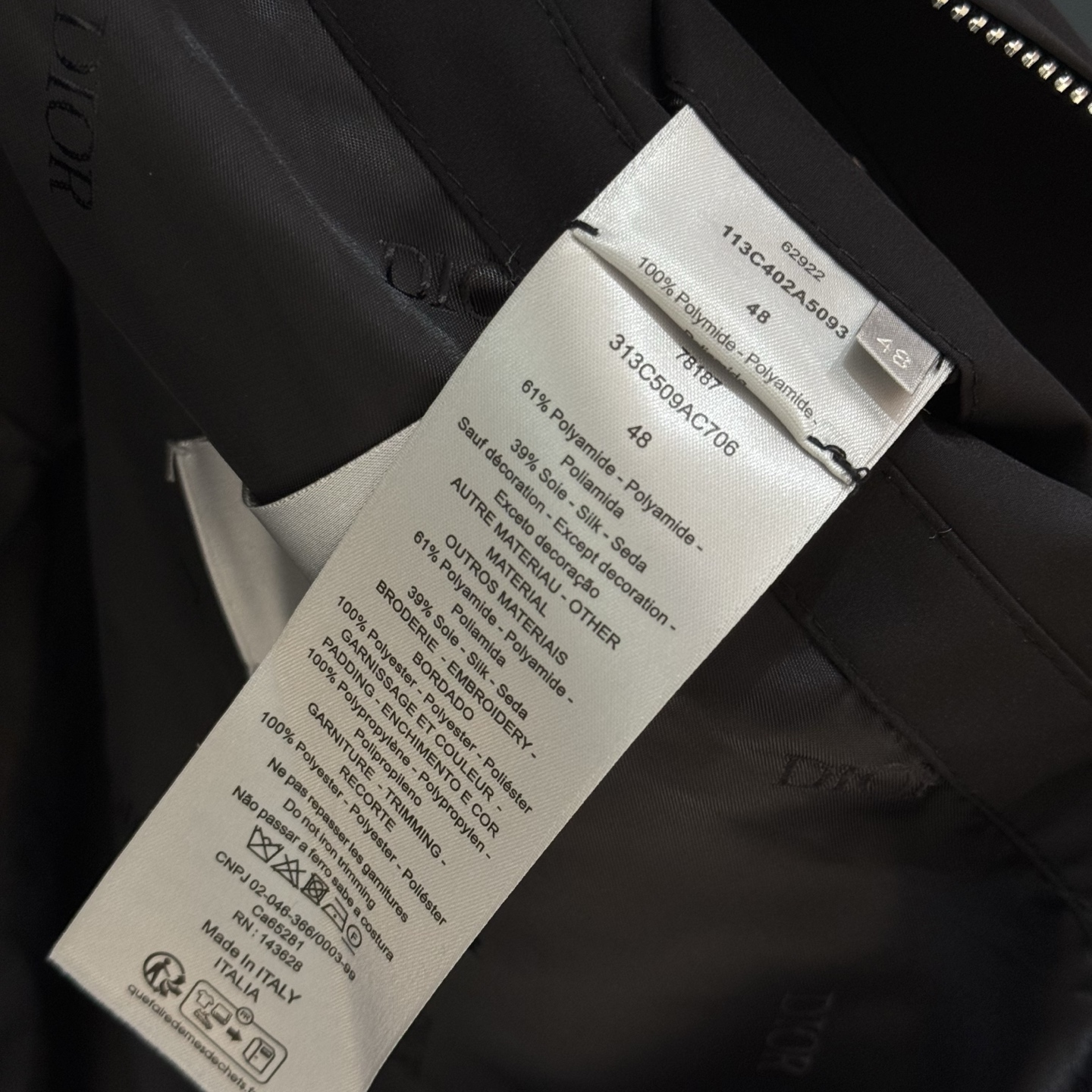 2026春夏Dior新款科技型Nylon男士背心马甲外套匠心打造别具魅力的前卫感裁剪设计,单穿外搭无压力