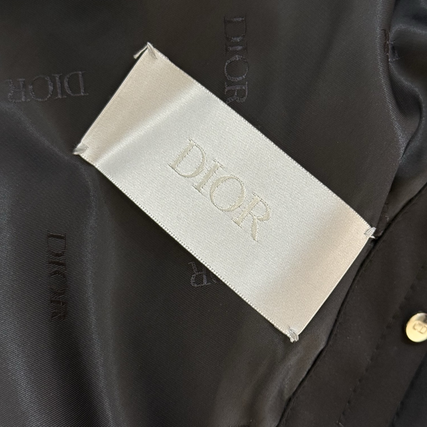 2026春夏Dior新款科技型Nylon男士背心马甲外套匠心打造别具魅力的前卫感裁剪设计,单穿外搭无压力