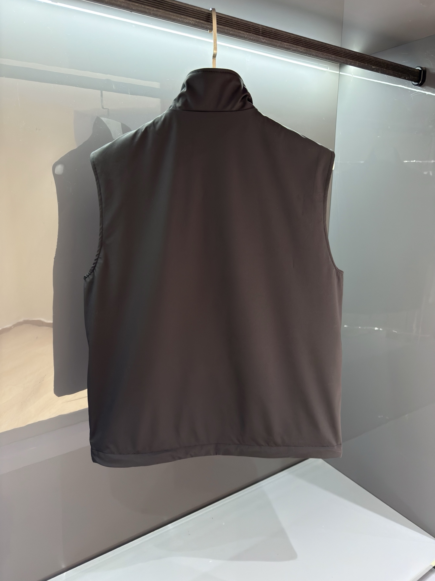 2026春夏Dior新款科技型Nylon男士背心马甲外套匠心打造别具魅力的前卫感裁剪设计,单穿外搭无压力