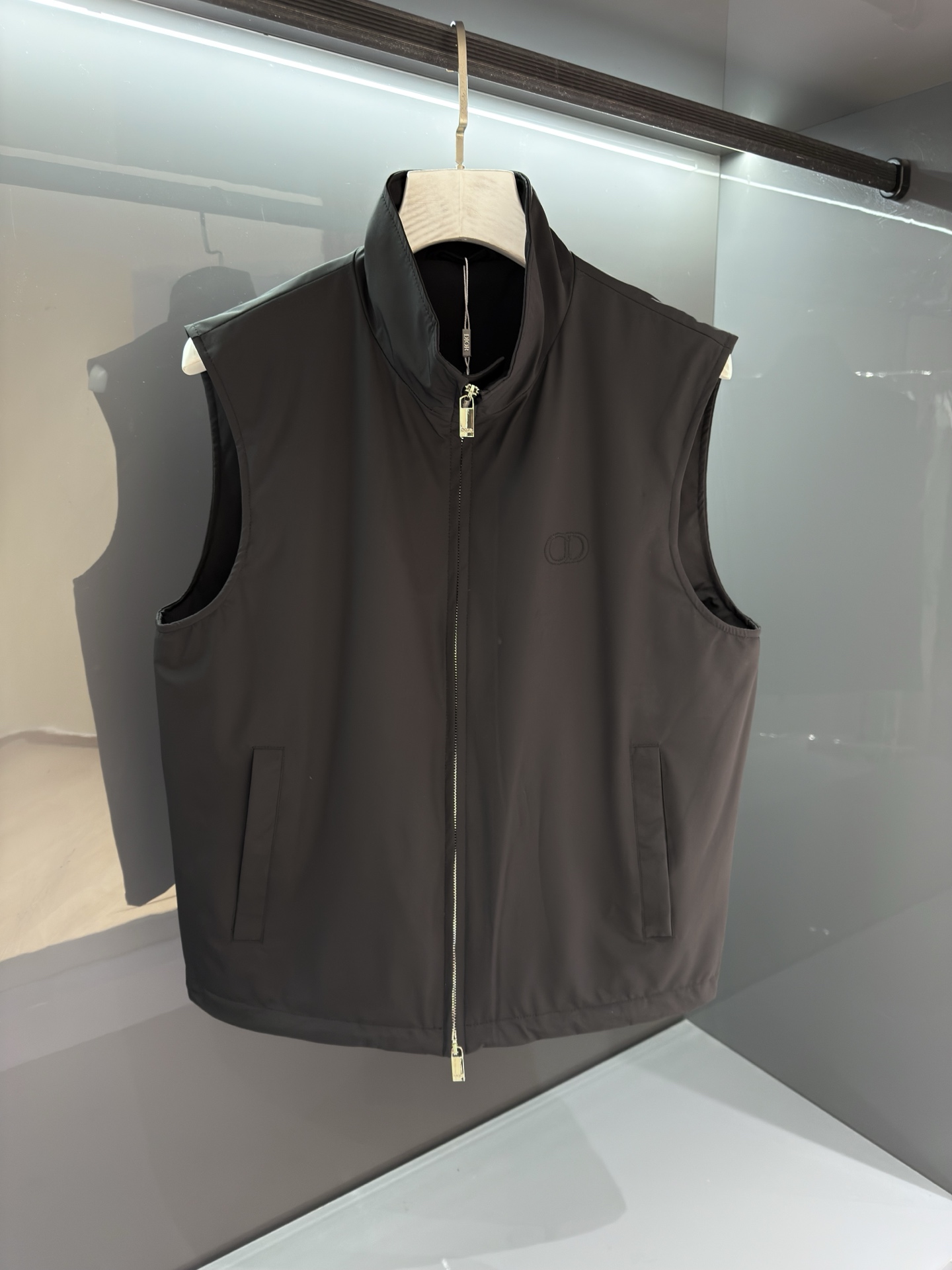 2026春夏Dior新款科技型Nylon男士背心马甲外套匠心打造别具魅力的前卫感裁剪设计,单穿外搭无压力