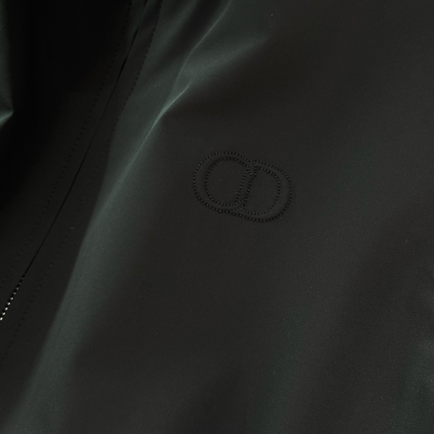 2026春夏Dior新款科技型Nylon男士背心马甲外套匠心打造别具魅力的前卫感裁剪设计,单穿外搭无压力