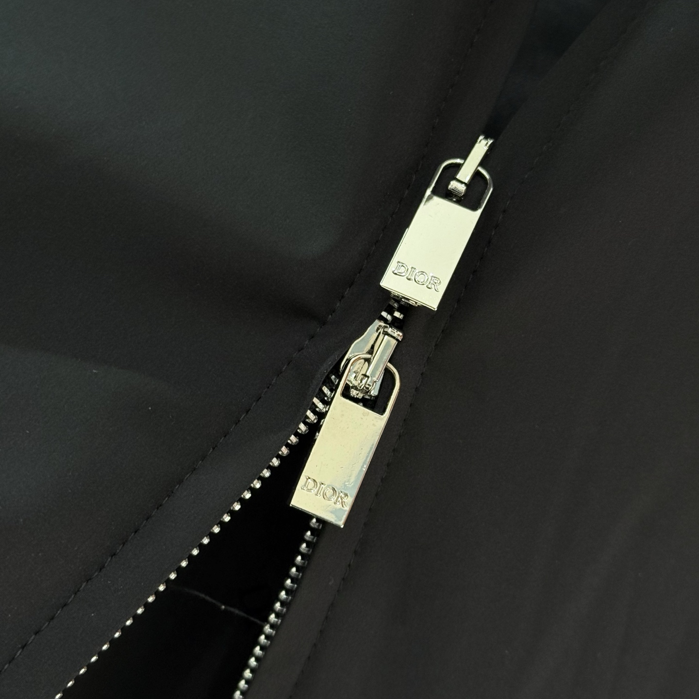 2026春夏Dior新款科技型Nylon男士背心马甲外套匠心打造别具魅力的前卫感裁剪设计,单穿外搭无压力