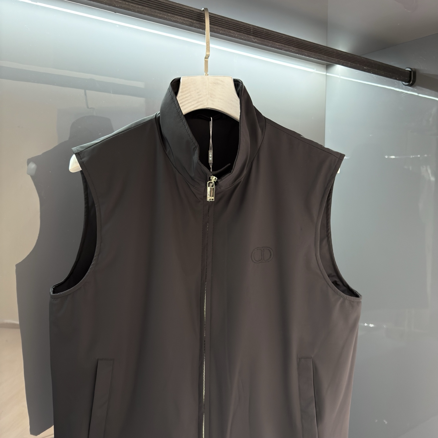 2026春夏Dior新款科技型Nylon男士背心马甲外套匠心打造别具魅力的前卫感裁剪设计,单穿外搭无压力