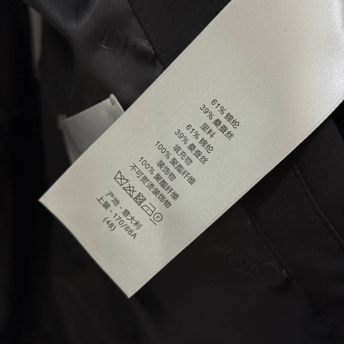 2026春夏Dior新款科技型Nylon男士背心马甲外套匠心打造别具魅力的前卫感裁剪设计,单穿外搭无压力