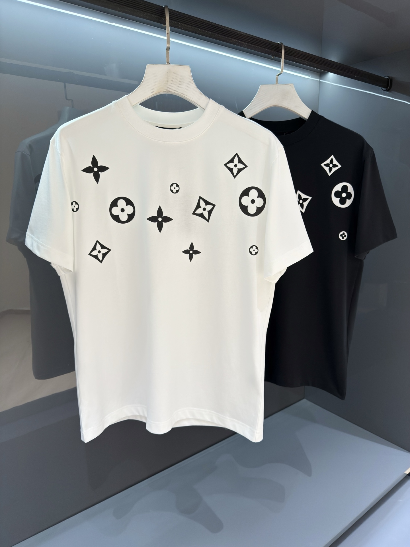 NO:756942,[New Product] Products from HK Trading Company 2026SS Spring and Summer Men's Round Neck Printed Short-Sleeved T-shirt Fashionable new high-end, channel goods are scarce. Printed L and 'V' characters gradually outline the logo on the chest. Close-woven cotton knitting cuts a classic version, with a ribbed neckline, flip-effect stitching and a label on the back.  The breathability and comfort are excellent, and the softness and delicacy are even better. The rich and thick texture of the embroidered logo is incomparable! One-piece standard cutting design with ease Color White/Black Size S/M/L/XL/2XL S Shoulder Width 43 Bust 100 Clothing Length 68 Sleeve Length 22, Louis Vuitton, T-shirt,19860909【新品】 来自HK贸易公司的产品 2026SS春夏驴 男士圆领印花短袖T 恤 时尚的新高端,渠道货品数量稀少 印花 L 字和 “V ”字,逐渐在胸前勾勒 标识轮廓.密纺棉质针织裁出经典版型,搭配罗纹领口、翻转效果缝线和背后标签. 透气舒适感极佳,柔软细腻更为卓越.刺绣logo饱满厚实的质感手感无以比拟!一体成型游刃有余的标准裁剪设计 颜色白色/黑色 尺码S/M/L/XL/2XL S肩宽43胸围100衣长68袖长22,,louis vuitton,T-shirt,,Men's clothing