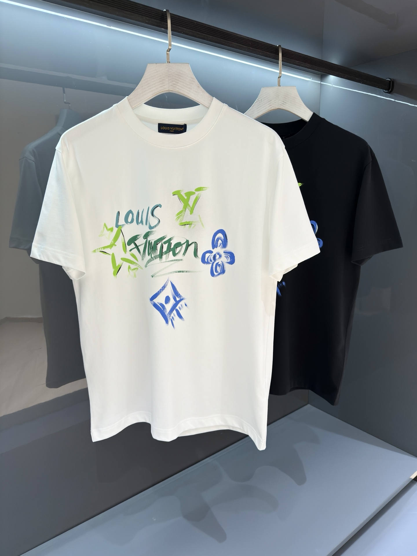 NO:756944,[New Product] The bright fashionable new summer style is launched in luxury! The product from HK Trading Company 2026SS Spring and Summer Men's Round Neck Printed Short-Sleeved T-shirt Fashionable new high-end, channel goods are scarce. The L and 'V' letters are scattered with bright printing, gradually outlining the logo outline on the chest. The dense cotton knit is cut into a classic version, with a ribbed neckline, flip-effect stitching and a label on the back.  The breathability and comfort are excellent, and the softness and delicacy are even better. The rich and thick texture of the embroidered logo is incomparable! One-piece standard cutting design with ease Color White/Black Size S/M/L/XL/2XL S Shoulder Width 43 Bust 100 Clothing Length 68 Sleeve Length 22, Louis Vuitton, T-shirt,19860909【新品】 璀璨的时尚夏季新款奢华登场!来自HK贸易公司的产品 2026SS春夏驴 男士圆领印花短袖T 恤 时尚的新高端,渠道货品数量稀少 以鲜明印花零星散落的 L 字和 “V ”字,逐渐在胸前勾勒 标识轮廓.密纺棉质针织裁出经典版型,搭配罗纹领口、翻转效果缝线和背后标签. 透气舒适感极佳,柔软细腻更为卓越.刺绣logo饱满厚实的质感手感无以比拟!一体成型游刃有余的标准裁剪设计 颜色白色/黑色 尺码S/M/L/XL/2XL S肩宽43胸围100衣长68袖长22,,louis vuitton,T-shirt,,Men's clothing