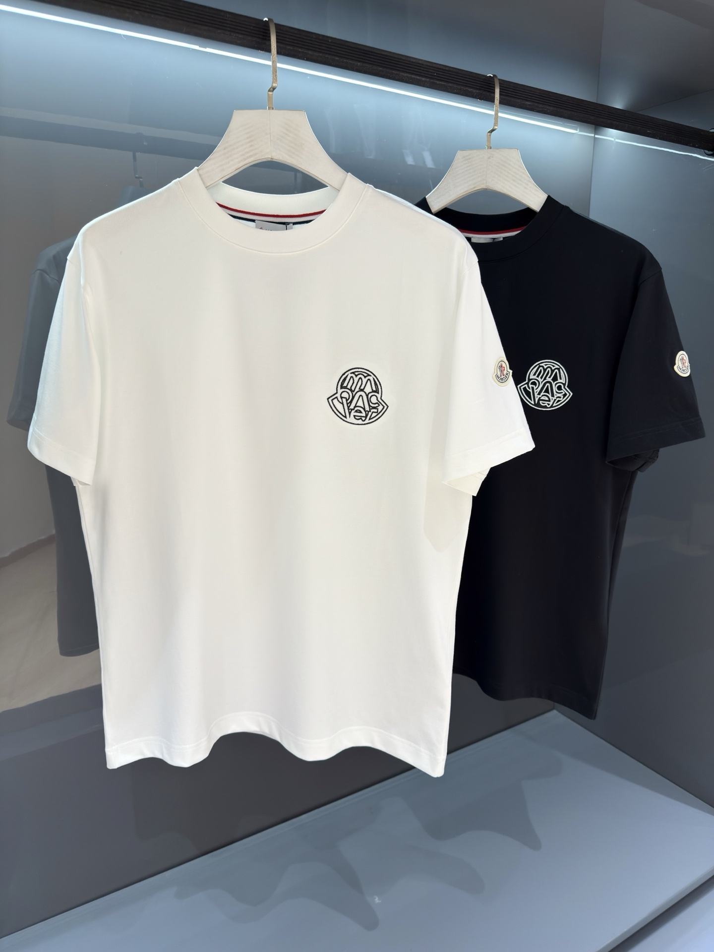 NO:756946,[New Product] Mon*ler Men's Round Neck Short Sleeve T-shirt 2026SS Spring and Summer New Product The effect is more simple and neat, adding a touch of unique style to the fashion style... Perfect for wearing alone! The embroidered logo design and the front logo show full personality. The texture is delicate and full, and the color is bright and flawless. A perfect work... Extremely groundbreaking innovative concepts and fashion design are blended together, unprecedented fun in fashion, this summer's most nice focus short T. Color: white/black  Size S/M/L/XL/2XL S Shoulder width 43 Bust 100 Clothing length 68 Sleeve length 21,, T-shirt, tees, t-shirt,19860909【新品】 Mon*ler 男士圆领短袖T恤 2026SS春夏新品 效果更为简约利落,为时尚造型增添一抹独特风采...单穿内搭完美展现! 刺绣标徽设计 正面标识彰显十足个性.纹理细腻饱满,色泽艳丽无暇.完美之作… 极为突破性的创新理念与时装设计共冶一炉,前所未有的玩味潮流时尚,今夏最Nice的焦点短T. 颜色:白色/黑色 尺码S/M/L/XL/2XL S肩宽43胸围100衣长68袖长21,,T-shirt,tees，t-shirt,,Men's clothing