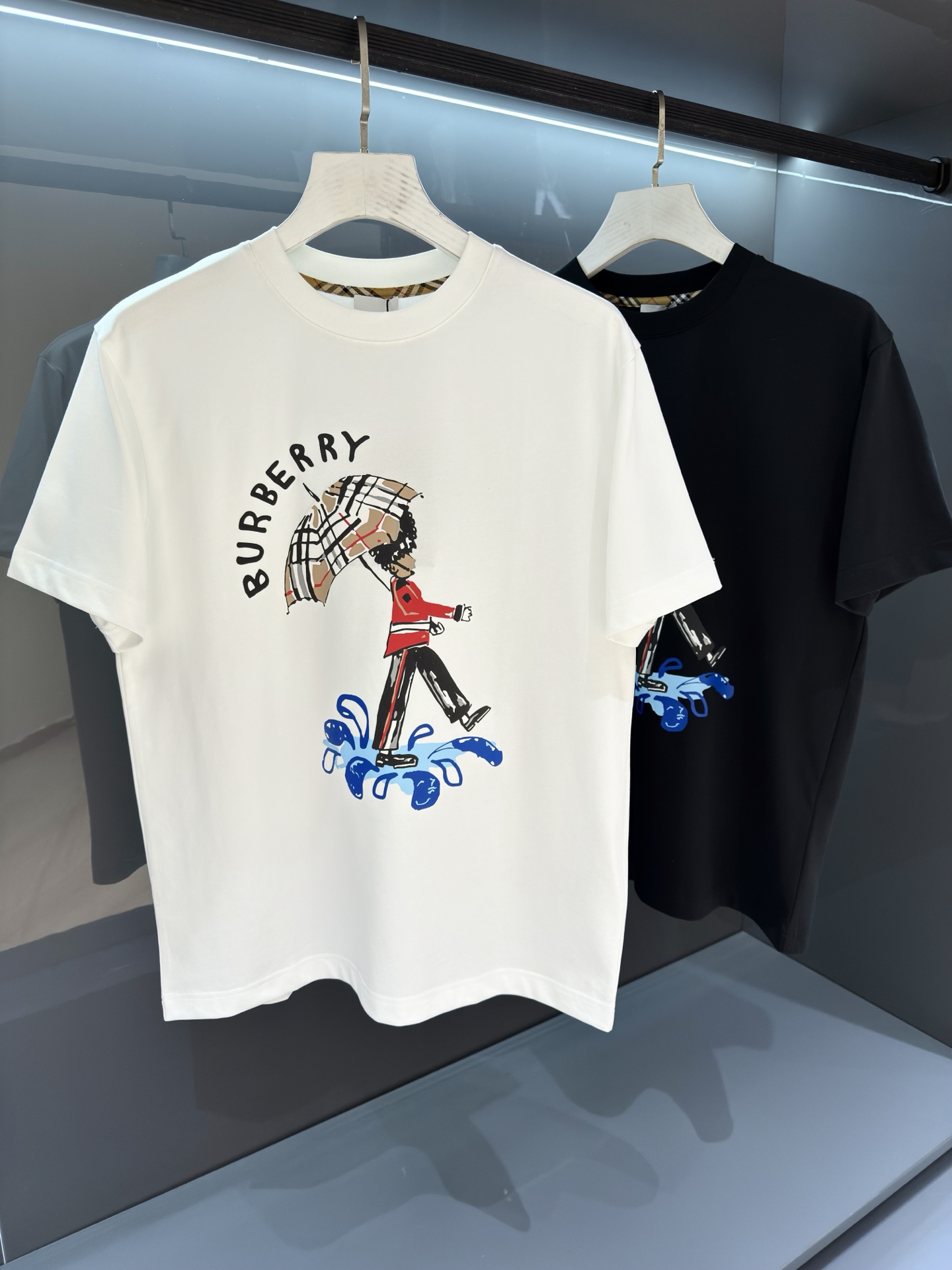 NO:756948,[New Product] Century-old classic 2026 SSBur*erry men's round neck fashionable sports short-sleeved T-shirt. The unique sense of simple fashion is never left alone, and British fashion can still be hidden. Customer-supplied knitted cotton fabric, produced by micro-knitting technology. The texture and feel are completely boutique level. Comfortable, breathable, refreshing and versatile. The unique high-tech color matching style has opened the concept of BUR.  Interpreting the classic heritage of the brand. The refreshed bur classic logo badge on the chest will have innovative derivatives. The exquisite embroidery craftsmanship reflects the obvious convex effect. The tough and solid texture distinguishes the traditional offset printing pattern. Color white/black Size S/M/L/XL/2XL S Shoulder width 43 Bust 100 Length 68 Sleeve length 22, burberry, T-shirt, tees, t-shirt,19860909【新品】 百年经典 2026SSBur*erry 男士圆领时尚标运动短袖T恤 独有的简约时尚感从不落单,英伦时尚依旧掩藏不住.客供针织棉面料,经微型针织的工艺技术制作.质地手感完完全全的精品级别.舒适透气清爽百搭.别具一格的高工艺拼色风格开启了BUR的概念传播. 诠释品牌的经典传承.胸前焕然一新的bur经典标识徽章将有创新性的衍生 精湛的刺绣工艺感体现明显的凸感效果.硬朗结实的质感区别传统胶印图案. 颜色白色/黑色 尺码S/M/L/XL/2XL S肩宽43胸围100衣长68袖长22,,burberry,T-shirt,tees，t-shirt,,Men's clothing