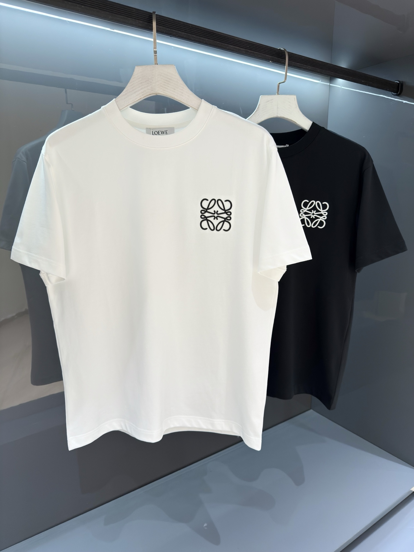 NO:836179,[New Product] A new way to interpret exquisite craftsmanship, luxury encounters vibrant lines. 2026SS new spring and summer Lo*we men's embroidered round neck short-sleeved T-shirt. The latest color matching has the latest fashion! The unique color charm infinitely extends the unique charm of trendy fashion. Worsted sea island cotton is supplied to customers. It is characterized by a more delicate woven cotton surface without any scattered flaws. It is breathable and comfortable to wear and soft and delicate to the touch.  The ribbed collar is detailed, and the background color is spray-painted to highlight the three-dimensional fashion sense and highlight the new style that stands out... Slim fit color white/black size S/M/L/XL/2XL S shoulder width 43 bust 100 length 67 sleeve length 22, T-shirt, tees, t-shirt,19860909【新品】全新方式演绎精湛工艺,奢华的邂逅充满活力的线条 2026SS 春夏新品 Lo*we 男士刺绣圆领短袖T恤 最新配色拥有最新的时尚!独特的色彩魅力无限延伸了潮流时装的别样韵味. 客供精纺海岛棉,特点在于织造棉面更为细腻无任何零散瑕疵,着身透气舒适,手感柔软细腻. 罗纹领圈工装细致,底色采用喷绘式设计,彰显立体时尚感,突出出镜出彩的全新风格… 修身版型 颜色白色/黑色 尺码S/M/L/XL/2XL S肩宽43胸围100衣长67袖长22,,T-shirt,tees，t-shirt,,Men's clothing