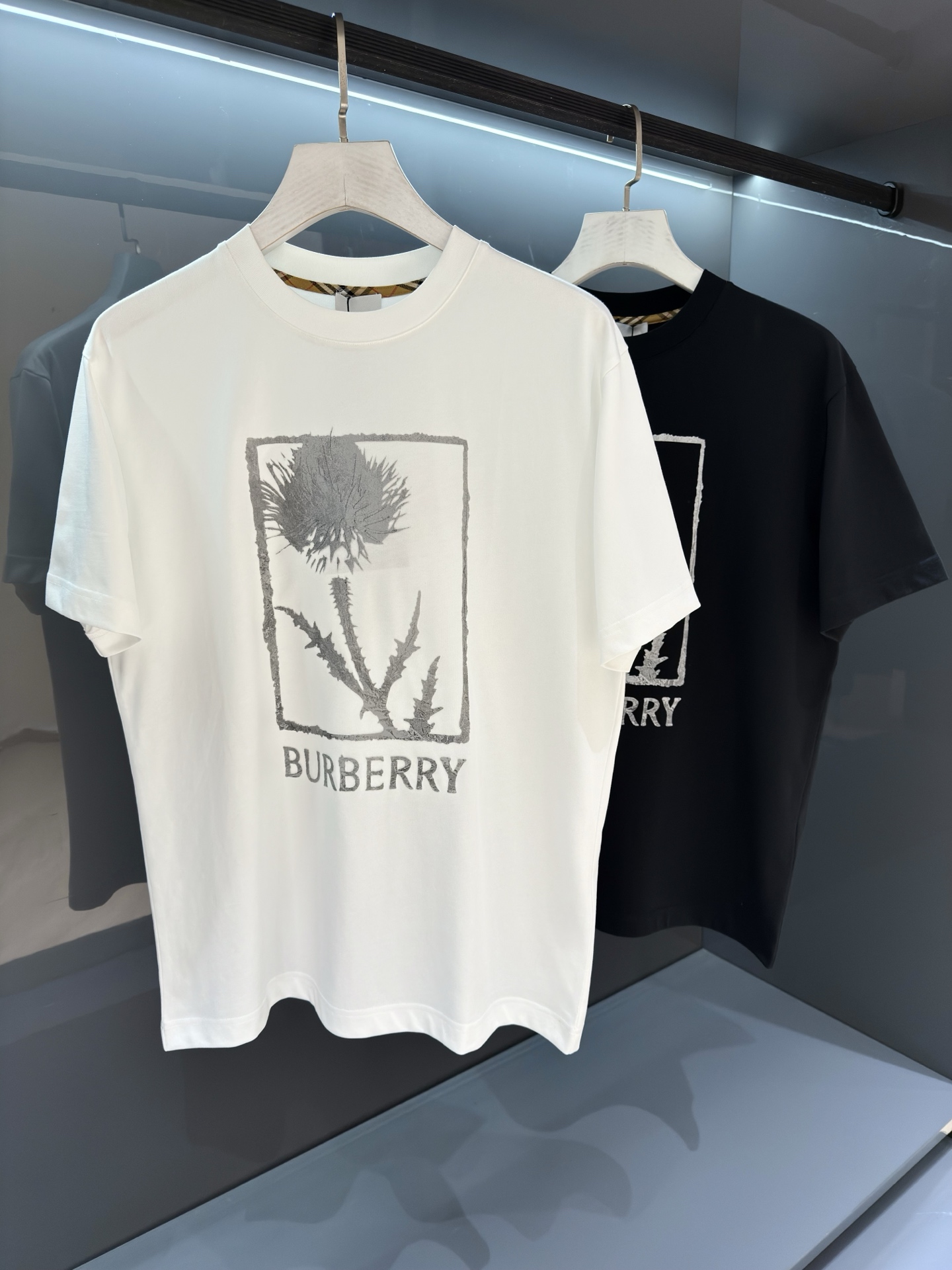 NO:756934,[New Product] Classic short-sleeved T-shirt. It comes from old trading channels. The level of craftsmanship can tell everything is different. 2026SSBur*erry men's round neck fashionable sports short-sleeved T-shirt  The unique sense of simple fashion is never left alone, and British fashion still cannot be hidden. Knitted cotton fabrics are supplied to customers and are made with micro-knitting technology. The texture and feel are completely boutique-level. Comfortable, breathable, refreshing and versatile. The unique high-tech color matching style opens the concept of BUR. Interpretation of the brand's classic heritage. The refreshed bur classic logo badge on the chest will have innovative derivatives  The exquisite embroidery craftsmanship reflects the obvious convex effect. The tough and solid texture is different from the traditional offset printing pattern. Color white/black Size S/M/L/XL/2XL S Shoulder width 43 Bust 100 Length 67 Sleeve length 21, burberry, T-shirt, tees, t-shirt,19860909【新品】 经典短袖T恤 来自老牌贸易渠道货品,工艺程度就能说明一切的与众不同. 2026SSBur*erry 男士圆领时尚标运动短袖T恤 独有的简约时尚感从不落单,英伦时尚依旧掩藏不住.客供针织棉面料,经微型针织的工艺技术制作.质地手感完完全全的精品级别.舒适透气清爽百搭.别具一格的高工艺拼色风格开启了BUR的概念传播. 诠释品牌的经典传承.胸前焕然一新的bur经典标识徽章将有创新性的衍生 精湛的刺绣工艺感体现明显的凸感效果.硬朗结实的质感区别传统胶印图案. 颜色白色/黑色 尺码S/M/L/XL/2XL S肩宽43胸围100衣长67袖长21,,burberry,T-shirt,tees，t-shirt,,Men's clothing