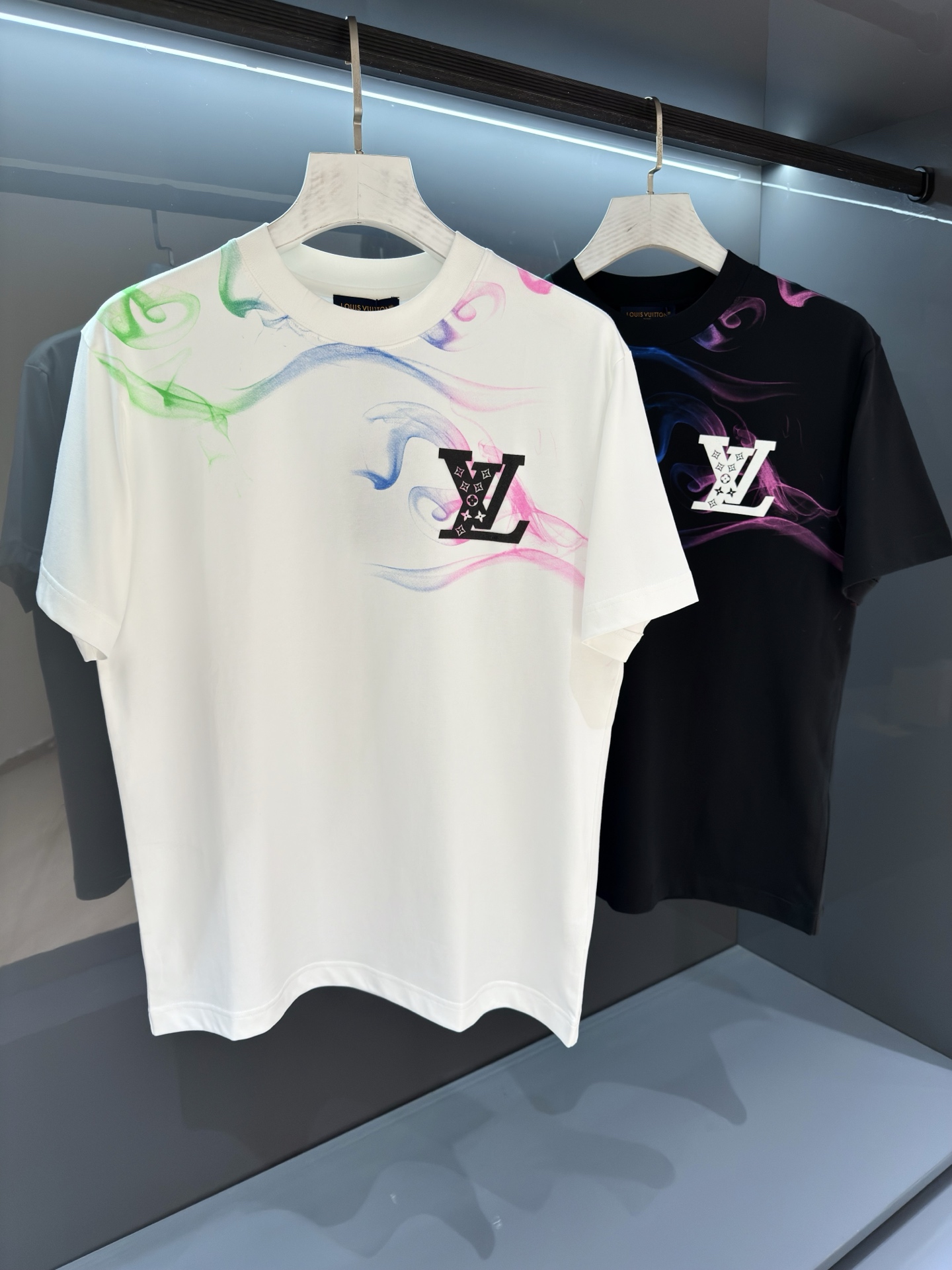 NO:756936,[New Product]! Products from HK Trading Company 2026SS Spring and Summer Men's Round Neck Printed Short-Sleeved T-shirt Fashionable new high-end, channel goods are scarce. The L and 'V' characters are scattered with bright printing, gradually outlining the logo outline on the chest. The densely woven cotton knit has a classic version, with a ribbed neckline, flip-effect stitching and a label on the back.  The breathability and comfort are excellent, and the softness and delicacy are even better. The rich and thick texture of the embroidered logo is incomparable! One-piece standard cutting design with ease Color White/Black Size S/M/L/XL/2XL S Shoulder Width 43 Bust 100 Clothing Length 68 Sleeve Length 22, Louis Vuitton, T-shirt,19860909【新品】 !来自HK贸易公司的产品 2026SS春夏驴 男士圆领印花短袖T 恤 时尚的新高端,渠道货品数量稀少 以鲜明印花零星散落的 L 字和 “V ”字,逐渐在胸前勾勒 标识轮廓.密纺棉质针织裁出经典版型,搭配罗纹领口、翻转效果缝线和背后标签. 透气舒适感极佳,柔软细腻更为卓越.刺绣logo饱满厚实的质感手感无以比拟!一体成型游刃有余的标准裁剪设计 颜色白色/黑色 尺码S/M/L/XL/2XL S肩宽43胸围100衣长68袖长22,,louis vuitton,T-shirt,,Men's clothing