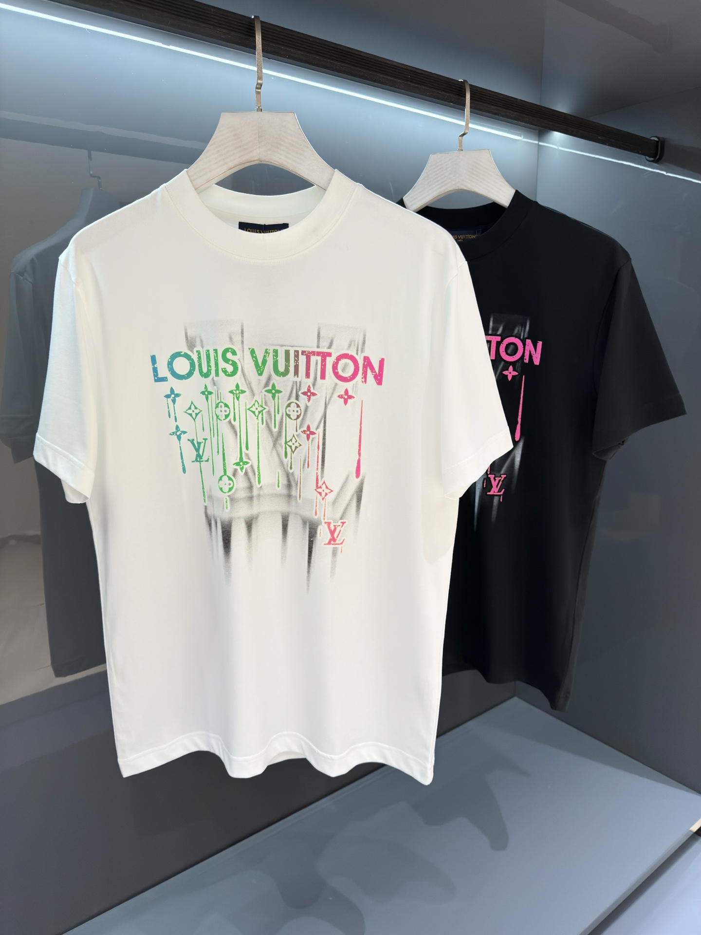 NO:756963,[New Product] Kangli Printing is a product from HK Trading Company. 2026SS Spring and Summer Men's Round Neck Printed Short-Sleeved T-shirt. Fashionable new high-end, channel goods are scarce. Scattered L and 'V' words are embroidered with bright yarns, gradually outlining the logo outline on the chest. Close-woven cotton knitting cuts a classic version, with a ribbed neckline, flip-effect stitching and a label on the back.  The breathability and comfort are excellent, and the softness and delicacy are even better. The rich and thick texture of the embroidered logo is incomparable! One-piece standard cutting design with ease Color White/Black Size S/M/L/XL/2XL S Shoulder Width 43 Bust 100 Clothing Length 68 Sleeve Length 22, Louis Vuitton, T-shirt,19860909【新品】 康利印花来自HK贸易公司的产品 2026SS春夏驴 男士圆领印花短袖T 恤 时尚的新高端,渠道货品数量稀少 以鲜明纱线刺绣零星散落的 L 字和 “V ”字,逐渐在胸前勾勒 标识轮廓.密纺棉质针织裁出经典版型,搭配罗纹领口、翻转效果缝线和背后标签. 透气舒适感极佳,柔软细腻更为卓越.刺绣logo饱满厚实的质感手感无以比拟!一体成型游刃有余的标准裁剪设计 颜色白色/黑色 尺码S/M/L/XL/2XL S肩宽43胸围100衣长68袖长22,,louis vuitton,T-shirt,,Men's clothing