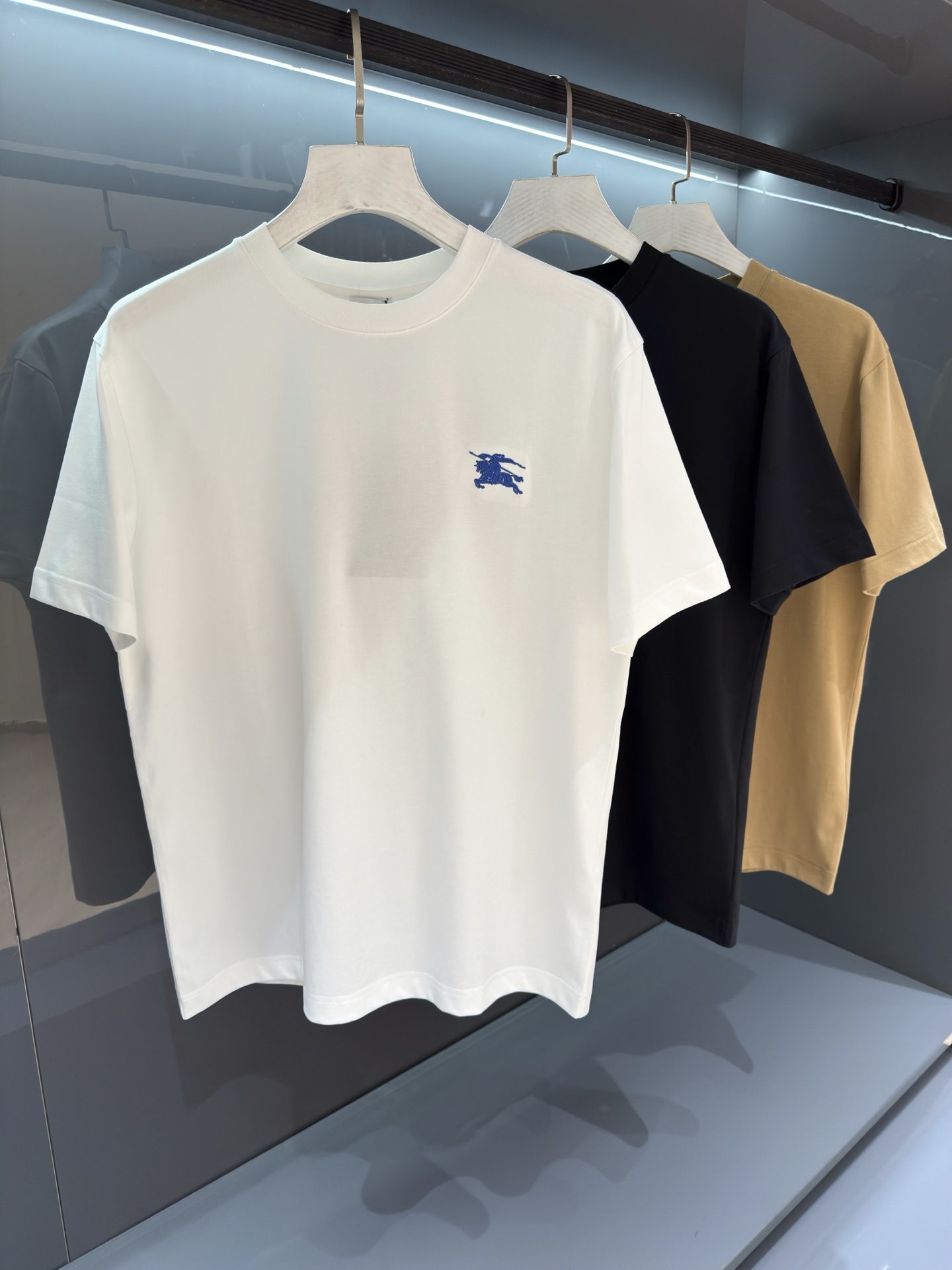 NO:756967,[New Product] Embroidered War Horse 2026 SSBur*erry men's round neck embroidered fashion logo sports short-sleeved T-shirt. The unique sense of simple fashion is never left alone, and British fashion can still not be hidden. Customer-supplied knitted cotton fabric, produced by micro-knitting technology. The texture and feel are completely boutique level. Comfortable, breathable, refreshing and versatile. The unique high-tech color matching style has opened the concept of BUR.  Interpreting the classic heritage of the brand. The refreshed bur classic logo badge on the chest will have innovative derivatives. The exquisite embroidery craftsmanship reflects the obvious convex effect. The tough and solid texture distinguishes the traditional offset printing pattern. Color white/black/khaki Size S/M/L/XL/2XL S Shoulder width 43 Bust 100 Clothes length 68 Sleeve length 22, burberry, T-shirt, tees, t-shirt,19860909【新品】 刺绣战马2026SSBur*erry 男士圆领刺绣时尚标运动短袖T恤 独有的简约时尚感从不落单,英伦时尚依旧掩藏不住.客供针织棉面料,经微型针织的工艺技术制作.质地手感完完全全的精品级别.舒适透气清爽百搭.别具一格的高工艺拼色风格开启了BUR的概念传播. 诠释品牌的经典传承.胸前焕然一新的bur经典标识徽章将有创新性的衍生 精湛的刺绣工艺感体现明显的凸感效果.硬朗结实的质感区别传统胶印图案. 颜色白色/黑色/卡其色 尺码S/M/L/XL/2XL S肩宽43胸围100衣长68袖长22,,burberry,T-shirt,tees，t-shirt,,Men's clothing