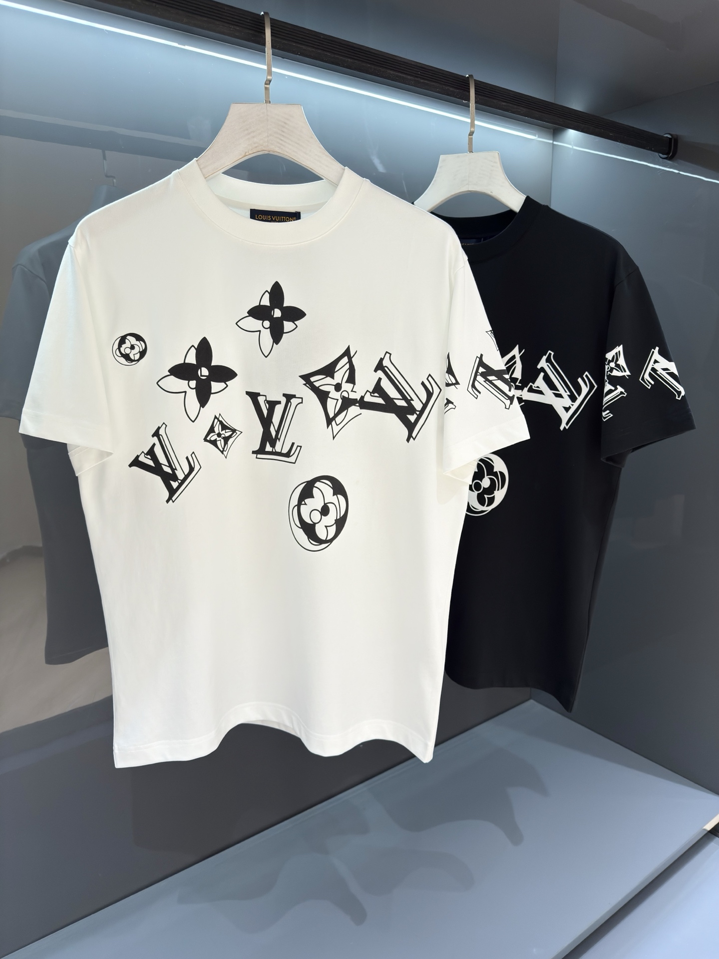 NO:756971,[New Product] Products from HK Trading Company 2026SS Spring and Summer Men's Round Neck Printed Short-Sleeved T-shirt Fashionable new high-end, channel goods are scarce. Printed L and 'V' characters gradually outline the logo on the chest. Close-woven cotton knitting cuts a classic version, with a ribbed neckline, flip-effect stitching and a label on the back.  The breathability and comfort are excellent, and the softness and delicacy are even better. The rich and thick texture of the embroidered logo is incomparable! One-piece standard cutting design with ease Color White/Black Size S/M/L/XL/2XL S Shoulder Width 43 Bust 100 Clothing Length 68 Sleeve Length 22, Louis Vuitton, T-shirt,19860909【新品】 来自HK贸易公司的产品 2026SS春夏驴 男士圆领印花短袖T 恤 时尚的新高端,渠道货品数量稀少 印花 L 字和 “V ”字,逐渐在胸前勾勒 标识轮廓.密纺棉质针织裁出经典版型,搭配罗纹领口、翻转效果缝线和背后标签. 透气舒适感极佳,柔软细腻更为卓越.刺绣logo饱满厚实的质感手感无以比拟!一体成型游刃有余的标准裁剪设计 颜色白色/黑色 尺码S/M/L/XL/2XL S肩宽43胸围100衣长68袖长22,,louis vuitton,T-shirt,,Men's clothing