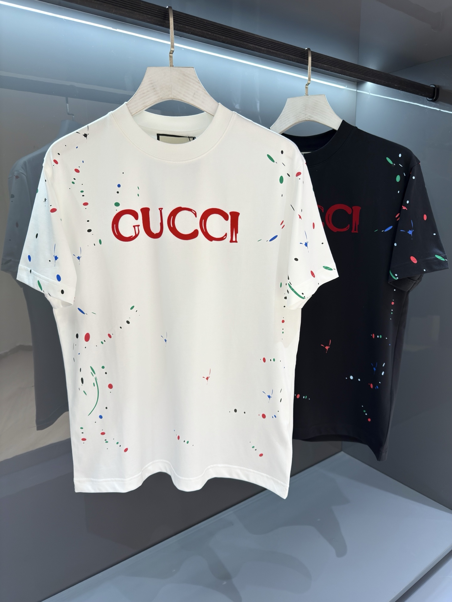 NO:756974,[New Product] Counter Exclusive 2026SS Spring and Summer Gu*ci Graffiti Print Letter Logo Short Sleeve T-shirt A new series of single product T-shirts, the tailoring design is today's trend and the new era of street style. Knitted cotton fabric is supplied by customers. The overall neatness shows perfect effect, and the technical washing makes the cotton material more fit, thicker and smoother. The green printed logo with graffiti letters on the chest highlights the fashion sense, the overall is smooth and beautiful, clear and smooth. Color white/black  Size S/M/L/XL/2XL S Shoulder width 43 Bust 100 Clothing length 67 Sleeve length 21,, T-shirt, tees, t-shirt,19860909【新品】柜台限定 2026SS春夏Gu*ci 涂鸦印花字母标识短袖T恤 全新系列单品T恤,裁剪设计为当今的潮流趋势,街头风格的新纪元. 客供针织棉面料.整体工整度呈现完美效艺,工艺化水洗让棉料更为贴合厚实,柔滑垂坠. 胸前涂鸦字母绿色印花标识更为突出时尚感,整体平整美观,清晰流畅自然. 颜色白色/黑色 尺码S/M/L/XL/2XL S肩宽43胸围100衣长67袖长21,,T-shirt,tees，t-shirt,,Men's clothing