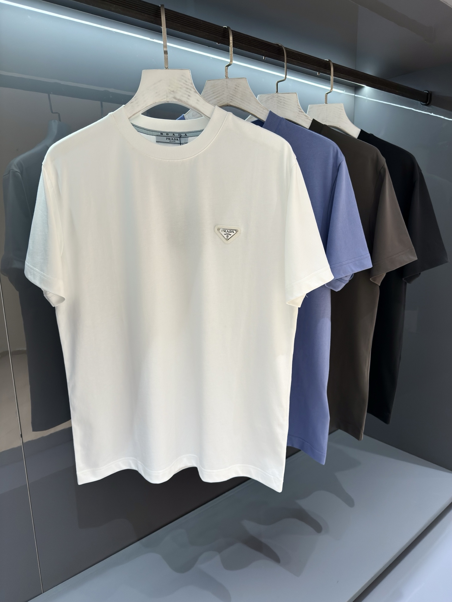 NO:836212,[New Product] Fidelity, worth buying, simple and fashionable style from Samsonite by D. Trade channel goods, very rare!  2026SS r*da triangle logo decorative logo design men's round neck short-sleeved T-shirt. Conventional straight-cut design, both individual and fashionable, innately extraordinary. Evergreen model at the counter! Simple but not simple.. Soft to the touch, extremely comfortable to wear next to the body. Decorated with a fashionable and classic logo on the chest  It replaces the traditional triangle logo to create a harmonious luxury fashion atmosphere, reinterprets the basic items and gives them a new meaning of attitude and consideration, and the exquisite details reveal the brand's high luxury atmosphere. Color White/Black/Grey/Blue Size S/M/L/XL/2XL S Shoulder Width 44 Chest 102 Length 68 Sleeve Length 22, T-shirt, tees, t-shirt,19860909【新品】 保真 值得入手 简约时尚格调来自 D的新秀丽作. 贸易渠道货品,为数稀少！ 2026SS r*da 三角logo 装饰标识设计男士圆领短袖T恤 常规直裁设计,兼具个性时尚范儿,与生俱来的不平凡.柜台常青款!简约不简单.. 手感柔软,贴身穿着舒适度极高. 胸前装饰时尚经典的Logo标识 取代了传统三角标,营造和谐的奢华时尚气息,重释了基础单品并赋予其崭新含义的态度与考量,精致细节流露品牌高奢气息.. 颜色白色/黑色/灰色/蓝色 尺码S/M/L/XL/2XL S肩宽44胸围102衣长68袖长22,,T-shirt,tees，t-shirt,,Men's clothing