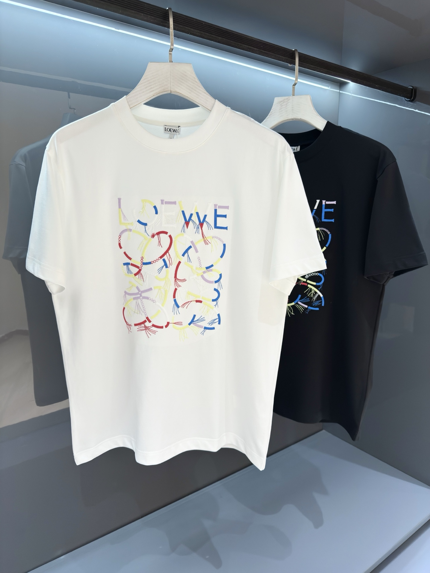 NO:836218,[New Product] A new way to interpret exquisite craftsmanship, luxury encounters vibrant lines. 2026SS new spring and summer Lo*we men's printed round neck short-sleeved T-shirt. The latest color matching has the latest fashion! The unique color charm infinitely extends the unique charm of trendy fashion. Worsted island cotton is supplied to customers, which is characterized by a more delicate woven cotton surface without any scattered flaws, breathable and comfortable to wear, and a soft and delicate feel.  The ribbed collar is detailed, and the background color is spray-painted to highlight the three-dimensional fashion sense and highlight the new style that stands out... Slim fit color white/black size S/M/L/XL/2XL S shoulder width 43 bust 100 length 67 sleeve length 22, T-shirt, tees, t-shirt,19860909【新品】全新方式演绎精湛工艺,奢华的邂逅充满活力的线条 2026SS 春夏新品 Lo*we 男士印花圆领短袖T恤 最新配色拥有最新的时尚!独特的色彩魅力无限延伸了潮流时装的别样韵味. 客供精纺海岛棉,特点在于织造棉面更为细腻无任何零散瑕疵,着身透气舒适,手感柔软细腻. 罗纹领圈工装细致,底色采用喷绘式设计,彰显立体时尚感,突出出镜出彩的全新风格… 修身版型 颜色白色/黑色 尺码S/M/L/XL/2XL S肩宽43胸围100衣长67袖长22,,T-shirt,tees，t-shirt,,Men's clothing