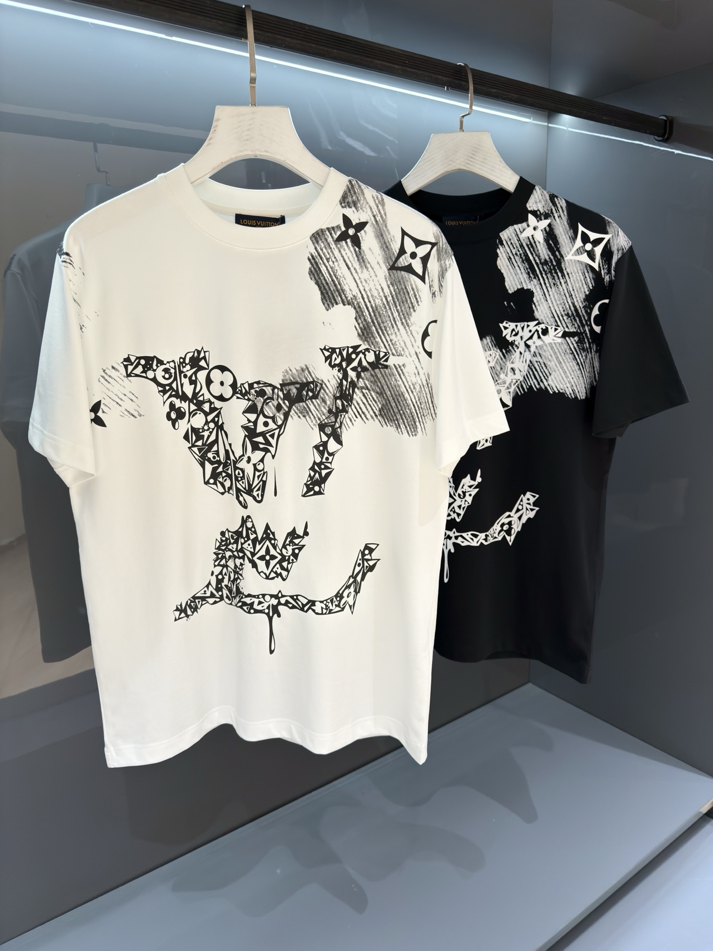NO:836170,[New Products] Simultaneously released at the counter, products of HK Trading Company 2026SS Spring and Summer Men's Round Neck Printed Short-Sleeved T-shirt Fashionable new high-end, channel goods are scarce. Scattered L and 'V' letters are embroidered with bright yarns, gradually outlining the logo outline on the chest. Close-woven cotton knitting cuts a classic version, with a ribbed neckline, flip-effect stitching and a label on the back.  The breathability and comfort are excellent, and the softness and delicacy are even better. The rich and thick texture of the embroidered logo is incomparable! One-piece standard cutting design with ease Color White/Black Size S/M/L/XL/2XL S Shoulder Width 43 Bust 100 Clothing Length 68 Sleeve Length 22, Louis Vuitton, T-shirt,19860909【新品】 柜台同步发售 HK贸易公司的产品 2026SS春夏驴 男士圆领印花短袖T 恤 时尚的新高端,渠道货品数量稀少 以鲜明纱线刺绣零星散落的 L 字和 “V ”字,逐渐在胸前勾勒 标识轮廓.密纺棉质针织裁出经典版型,搭配罗纹领口、翻转效果缝线和背后标签. 透气舒适感极佳,柔软细腻更为卓越.刺绣logo饱满厚实的质感手感无以比拟!一体成型游刃有余的标准裁剪设计 颜色白色/黑色 尺码S/M/L/XL/2XL S肩宽43胸围100衣长68袖长22,,louis vuitton,T-shirt,,Men's clothing
