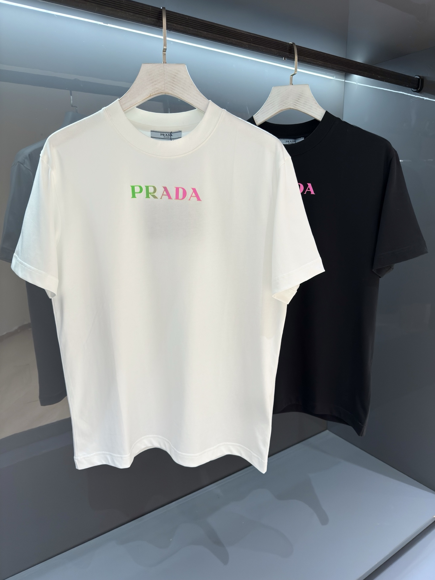 NO:836176,[New Product] Triangular round neck letter printed short-sleeved T-shirt 2026 new summer product r*da men's round neck letter logo short-sleeved T-shirt. It has a personalized and fashionable style, and is inherently extraordinary. It is suitable for wearing alone or as an inner layer! The minimalist and casual classic style comes from D Samsonite, creating the most elegant casual fashion atmosphere.  Imported customer-supplied knitted cotton fabric has an extraordinary texture experience. It is not unreasonable to claim that it is the most environmentally friendly fabric suitable for summer. It is light and breathable, has excellent comfort, and is soft, delicate and more natural. Custom-woven double-layer rib collar design, flat and snug and not easy to deform. Color: White/Black Size S/M/L/XL/2XL S Shoulder Width 43 Bust 100 Length 68 Sleeve Length 22, T-shirt, tees, t-shirt,19860909【新品】 三角圆领字母印花短袖T 2026夏季新品 r*da 男士圆领字母logo 短袖T恤 .兼具个性时尚范儿,与生俱来的不平凡.单穿内搭皆适宜! 极简休闲的经典风格来自 D新秀丽作,铸就最为优雅的休闲时尚气息. 进口客供针织棉面料,非同一般的质感体验,号称最适合夏季的环保面料不是没有道理的.轻盈透气,舒适感极佳,柔软细腻更为自然.定织型的双层罗纹领口设计,平整服贴不易变形 颜色:白色/黑色 尺码S/M/L/XL/2XL S肩宽43胸围100衣长68袖长22,,T-shirt,tees，t-shirt,,Men's clothing