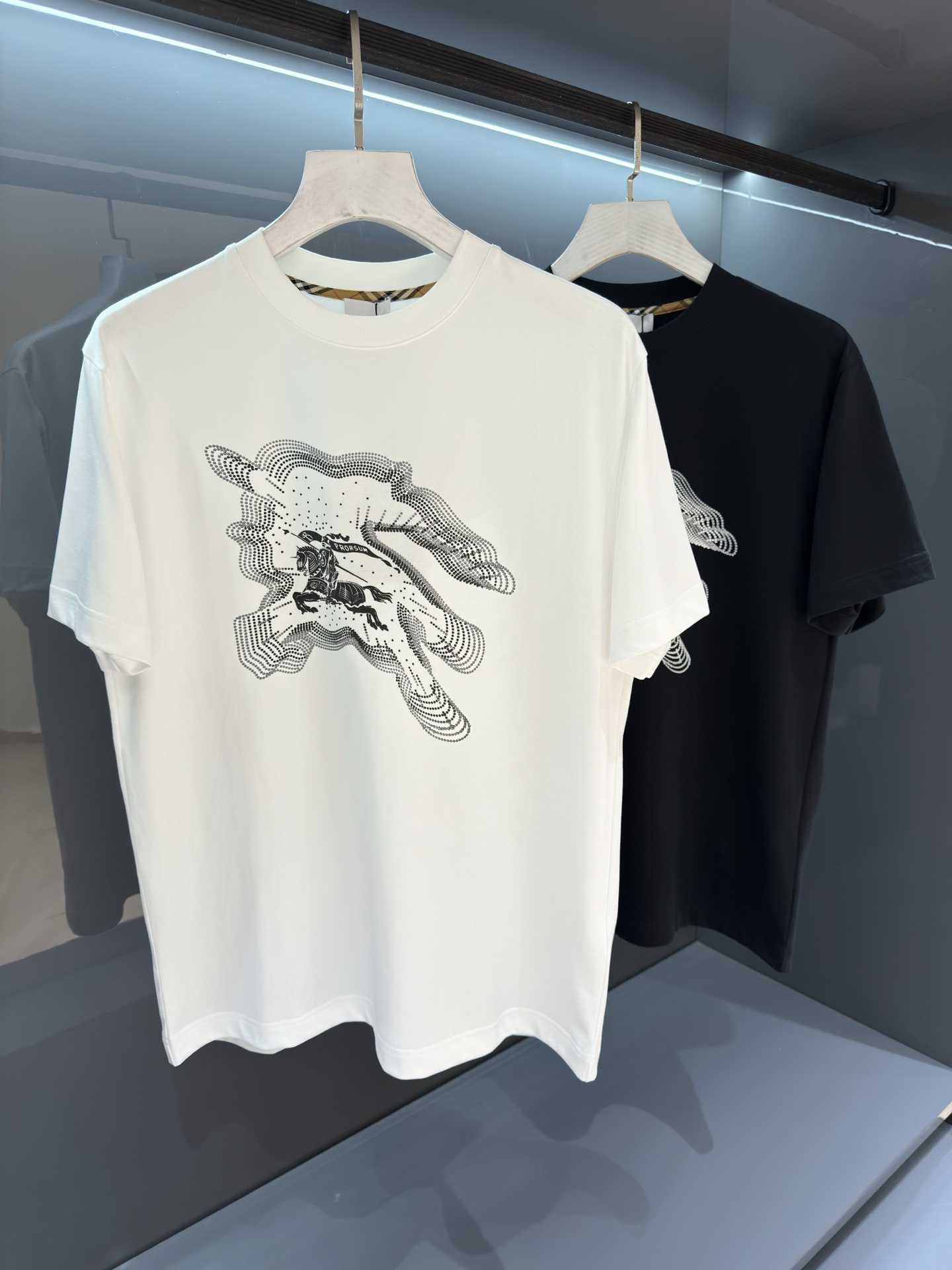 NO:836182,[New Product] War Horse Print 2026 SSBur*erry men's round neck fashionable sports short-sleeved T-shirt. The unique sense of simple fashion is never left alone, and British fashion can still not be hidden. Customer-supplied knitted cotton fabric, produced by micro-knitting technology. The texture and feel are completely boutique level. Comfortable, breathable, refreshing and versatile. The unique high-tech color matching style has opened the concept of BUR.  Interpreting the classic heritage of the brand. The refreshed bur classic logo badge on the chest will have innovative derivatives. The exquisite embroidery craftsmanship reflects the obvious convex effect. The tough and solid texture distinguishes the traditional offset printing pattern. Color white/black Size S/M/L/XL/2XL S Shoulder width 43 Bust 100 Length 68 Sleeve length 22, burberry, T-shirt, tees, t-shirt,19860909【新品】 战马印花 2026SSBur*erry 男士圆领时尚标运动短袖T恤 独有的简约时尚感从不落单,英伦时尚依旧掩藏不住.客供针织棉面料,经微型针织的工艺技术制作.质地手感完完全全的精品级别.舒适透气清爽百搭.别具一格的高工艺拼色风格开启了BUR的概念传播. 诠释品牌的经典传承.胸前焕然一新的bur经典标识徽章将有创新性的衍生 精湛的刺绣工艺感体现明显的凸感效果.硬朗结实的质感区别传统胶印图案. 颜色白色/黑色 尺码S/M/L/XL/2XL S肩宽43胸围100衣长68袖长22,,burberry,T-shirt,tees，t-shirt,,Men's clothing