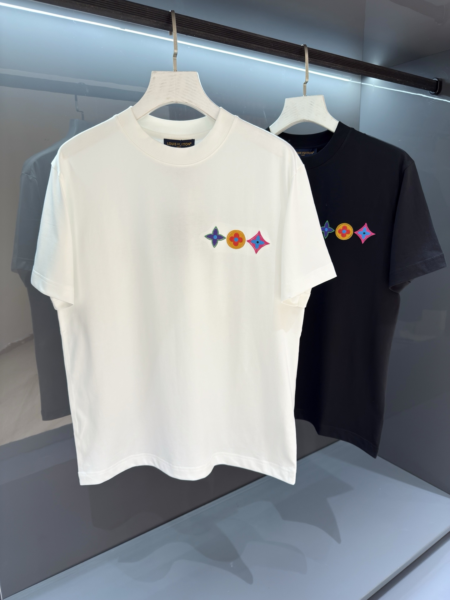 NO:836188,[New Product] High-quality embroidered logo products from HK Trading Company 2026SS Spring and Summer Men's Round Neck Embroidered Short-Sleeved T-shirt The new high-end fashion, the channel goods are scarce. The L and 'V' letters are scattered with bright embroidery, gradually outlining the logo outline on the chest. The densely woven cotton knit is cut into a classic version, with a ribbed neckline, flip-effect stitching and a label on the back.  The breathability and comfort are excellent, and the softness and delicacy are even better. The rich and thick texture of the embroidered logo is incomparable! One-piece standard cutting design with ease Color White/Black Size S/M/L/XL/2XL S Shoulder Width 43 Bust 100 Clothing Length 68 Sleeve Length 22, Louis Vuitton, T-shirt,19860909【新品】 精品刺绣logo 来自HK贸易公司的产品 2026SS春夏驴 男士圆领刺绣短袖T 恤 时尚的新高端,渠道货品数量稀少 以鲜明刺绣零星散落的 L 字和 “V ”字,逐渐在胸前勾勒 标识轮廓.密纺棉质针织裁出经典版型,搭配罗纹领口、翻转效果缝线和背后标签. 透气舒适感极佳,柔软细腻更为卓越.刺绣logo饱满厚实的质感手感无以比拟!一体成型游刃有余的标准裁剪设计 颜色白色/黑色 尺码S/M/L/XL/2XL S肩宽43胸围100衣长68袖长22,,louis vuitton,T-shirt,,Men's clothing