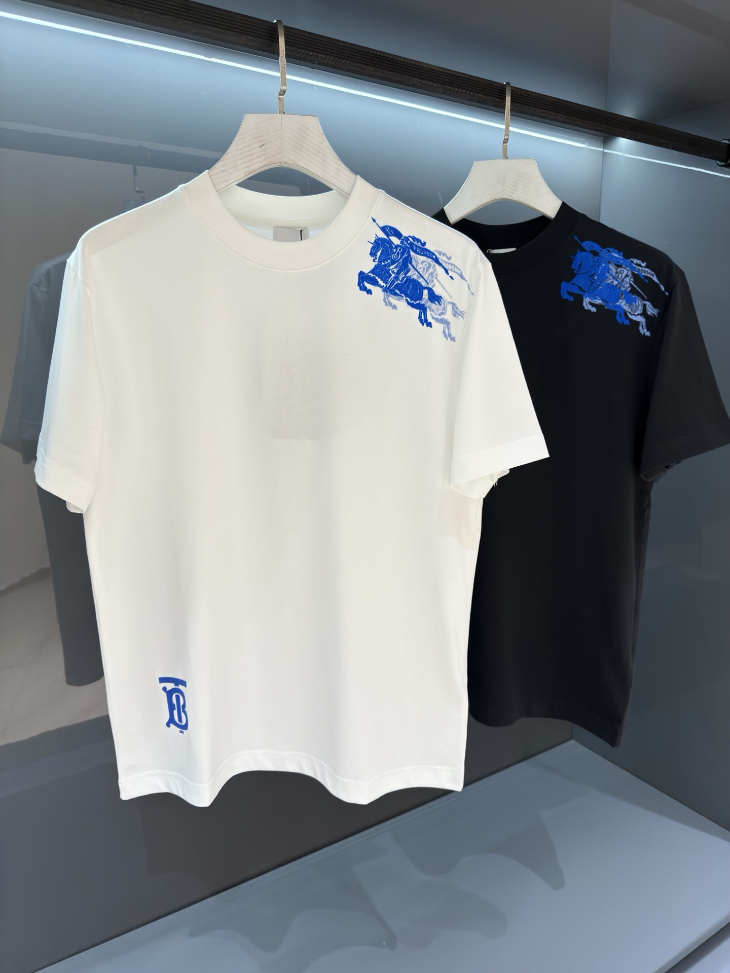 NO:836194,[New Product] Printed Conley Direct Injection War Horse 2026 SSBur*erry men's round neck embroidered fashion logo sports short-sleeved T-shirt. The unique sense of simple fashion is never left alone, and British fashion can still not be hidden. Customer-supplied knitted cotton fabric, made with micro-knitting technology. The texture and feel are completely boutique level. Comfortable, breathable, refreshing and versatile. The unique high-tech color matching style has opened the concept of BUR.  Interpreting the classic heritage of the brand. The refreshed bur classic logo badge on the chest will have innovative derivatives. The exquisite embroidery craftsmanship reflects the obvious convex effect. The tough and solid texture distinguishes the traditional offset printing pattern. Color white/black Size S/M/L/XL/2XL S Shoulder width 43 Bust 100 Length 68 Sleeve length 22, burberry, T-shirt, tees, t-shirt,19860909【新品】 印花康利直喷战马2026SSBur*erry 男士圆领刺绣时尚标运动短袖T恤 独有的简约时尚感从不落单,英伦时尚依旧掩藏不住.客供针织棉面料,经微型针织的工艺技术制作.质地手感完完全全的精品级别.舒适透气清爽百搭.别具一格的高工艺拼色风格开启了BUR的概念传播. 诠释品牌的经典传承.胸前焕然一新的bur经典标识徽章将有创新性的衍生 精湛的刺绣工艺感体现明显的凸感效果.硬朗结实的质感区别传统胶印图案. 颜色白色/黑色 尺码S/M/L/XL/2XL S肩宽43胸围100衣长68袖长22,,burberry,T-shirt,tees，t-shirt,,Men's clothing
