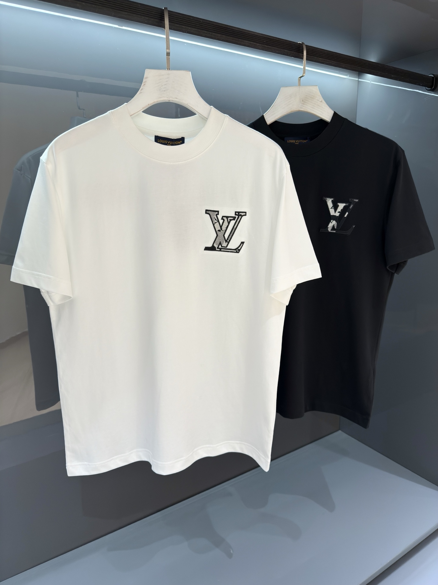 NO:836200,[New Product] Products from HK Trading Company 2026SS Spring and Summer Men's Round Neck Embroidered Short Sleeve T-shirt Fashionable new high-end, channel goods are scarce. Scattered L and 'V' characters are embroidered with bright yarns, gradually outlining the logo outline on the chest. Close-woven cotton knitting cuts a classic version, with a ribbed neckline, flip-effect stitching and a label on the back.  The breathability and comfort are excellent, and the softness and delicacy are even better. The rich and thick texture of the embroidered logo is incomparable! One-piece standard cutting design with ease Color White/Black Size S/M/L/XL/2XL S Shoulder Width 43 Bust 100 Clothing Length 68 Sleeve Length 22, Louis Vuitton, T-shirt,19860909【新品】 来自HK贸易公司的产品 2026SS春夏驴 男士圆领刺绣短袖T 恤 时尚的新高端,渠道货品数量稀少 以鲜明纱线刺绣零星散落的 L 字和 “V ”字,逐渐在胸前勾勒 标识轮廓.密纺棉质针织裁出经典版型,搭配罗纹领口、翻转效果缝线和背后标签. 透气舒适感极佳,柔软细腻更为卓越.刺绣logo饱满厚实的质感手感无以比拟!一体成型游刃有余的标准裁剪设计 颜色白色/黑色 尺码S/M/L/XL/2XL S肩宽43胸围100衣长68袖长22,,louis vuitton,T-shirt,,Men's clothing