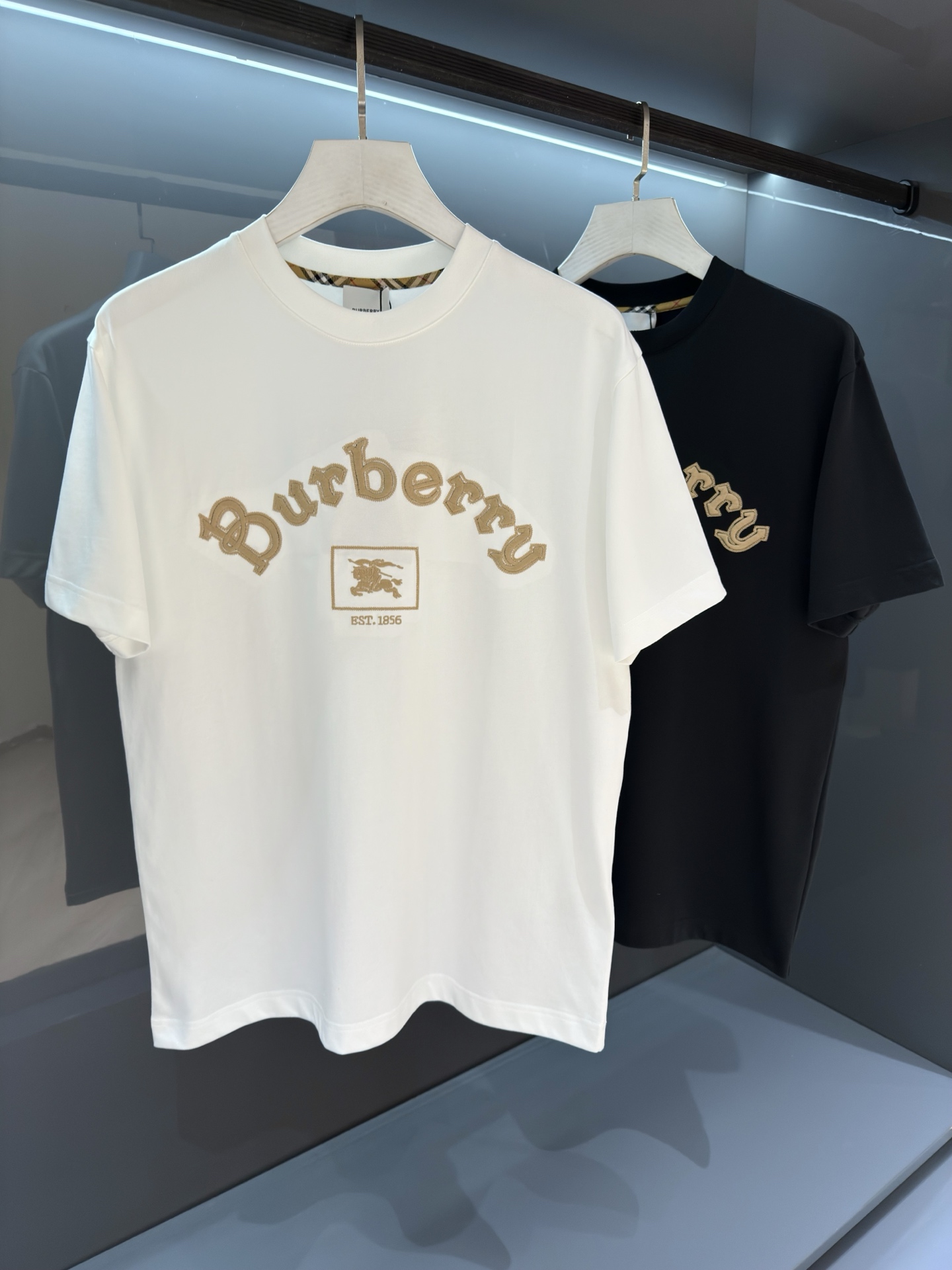 NO:756972,[New product] Tajima embroidery letter round neck T classic short-sleeved T-shirt. It comes from old trading channels. The level of craftsmanship can tell everything is different. 2026SSBur*erry men's round neck fashionable sports short-sleeved T-shirt  The unique sense of simple fashion is never left alone, and British fashion still cannot be hidden. Knitted cotton fabrics are supplied to customers and are made with micro-knitting technology. The texture and feel are completely boutique-level. Comfortable, breathable, refreshing and versatile. The unique high-tech color matching style opens the concept of BUR. Interpretation of the brand's classic heritage. The refreshed bur classic logo badge on the chest will have innovative derivatives  The exquisite embroidery craftsmanship reflects the obvious convex effect. The tough and solid texture is different from the traditional offset printing pattern. Color white/black Size S/M/L/XL/2XL S Shoulder width 43 Bust 100 Length 67 Sleeve length 21, burberry, T-shirt, tees, t-shirt,19860909【新品】 田岛刺绣 字母圆领T 经典短袖T恤 来自老牌贸易渠道货品,工艺程度就能说明一切的与众不同. 2026SSBur*erry 男士圆领时尚标运动短袖T恤 独有的简约时尚感从不落单,英伦时尚依旧掩藏不住.客供针织棉面料,经微型针织的工艺技术制作.质地手感完完全全的精品级别.舒适透气清爽百搭.别具一格的高工艺拼色风格开启了BUR的概念传播. 诠释品牌的经典传承.胸前焕然一新的bur经典标识徽章将有创新性的衍生 精湛的刺绣工艺感体现明显的凸感效果.硬朗结实的质感区别传统胶印图案. 颜色白色/黑色 尺码S/M/L/XL/2XL S肩宽43胸围100衣长67袖长21,,burberry,T-shirt,tees，t-shirt,,Men's clothing