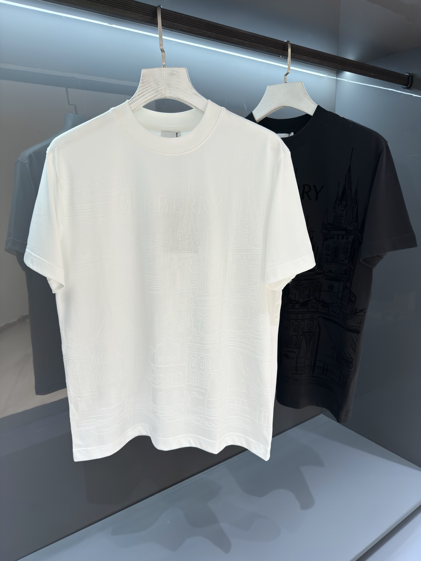 NO:756984,[New Product] bur flocked printed short-sleeved T-shirt. Classic short-sleeved T-shirt. It comes from old trading channels. The level of craftsmanship can explain everything. 2026SSBur*erry men's round neck fashionable sports short-sleeved T-shirt  The unique sense of simple fashion is never left alone, and British fashion still cannot be hidden. Knitted cotton fabrics are supplied to customers and are made with micro-knitting technology. The texture and feel are completely boutique-level. Comfortable, breathable, refreshing and versatile. The unique high-tech color matching style opens the concept of BUR. Interpretation of the brand's classic heritage. The refreshed bur classic logo badge on the chest will have innovative derivatives  The exquisite embroidery craftsmanship reflects the obvious convex effect. The tough and solid texture is different from the traditional offset printing pattern. Color white/black Size S/M/L/XL/2XL S Shoulder width 43 Bust 100 Length 67 Sleeve length 21, burberry, T-shirt, tees, t-shirt,19860909【新品】 bur植绒印花短袖T  经典短袖T恤 来自老牌贸易渠道货品,工艺程度就能说明一切的与众不同. 2026SSBur*erry 男士圆领时尚标运动短袖T恤 独有的简约时尚感从不落单,英伦时尚依旧掩藏不住.客供针织棉面料,经微型针织的工艺技术制作.质地手感完完全全的精品级别.舒适透气清爽百搭.别具一格的高工艺拼色风格开启了BUR的概念传播. 诠释品牌的经典传承.胸前焕然一新的bur经典标识徽章将有创新性的衍生 精湛的刺绣工艺感体现明显的凸感效果.硬朗结实的质感区别传统胶印图案. 颜色白色/黑色 尺码S/M/L/XL/2XL S肩宽43胸围100衣长67袖长21,,burberry,T-shirt,tees，t-shirt,,Men's clothing