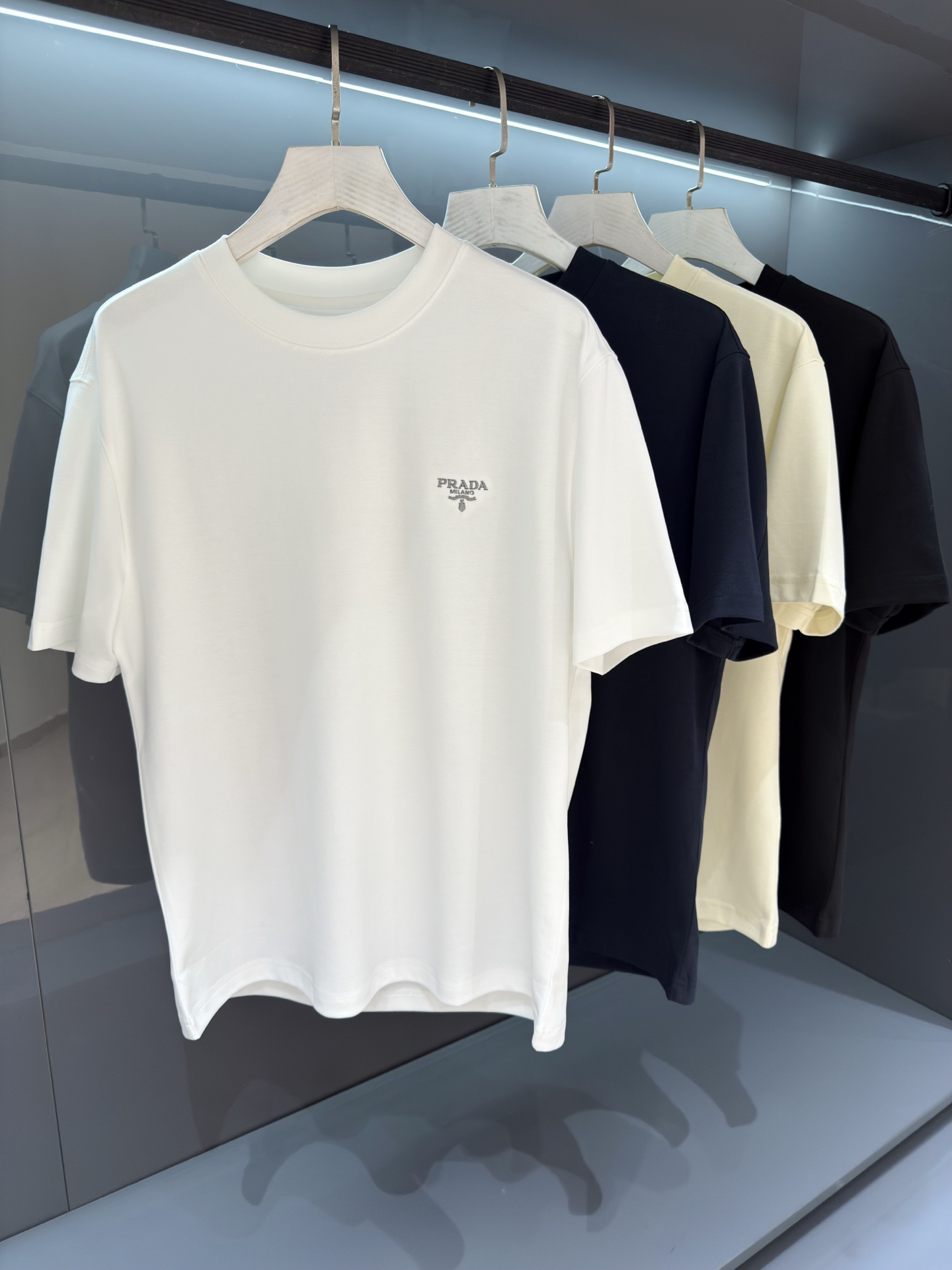 NO:833942,Liquid ammonia Modal PR round neck short-sleeved T. Simple and fashionable style from Samsonite from PD. Trade channel goods, rare in quantity!  2026SSPr*da letter embroidery logo decorative logo design men's round neck short-sleeved T-shirt. Conventional straight-cut design, with a personalized and fashionable style, inherently extraordinary. Evergreen model at the counter! Simple but not simple.. Soft to the touch, extremely comfortable to wear next to the body. Decorated with a fashionable and classic logo on the chest  It replaces the traditional triangle logo and creates a harmonious luxury fashion atmosphere. It reinterprets the basic items and gives them new meanings. The exquisite details reveal the brand's high luxury atmosphere. Color White/Black/Navy Blue/Beige Size M/L/XL/2XL/3XL M Shoulder Width 44 Bust 102 Length 68 Sleeve Length 22, T-shirt, tees, t-shirt,19860909液氨莫代尔PR圆领短袖T 简约时尚格调来自PD的新秀丽作. 贸易渠道货品,为数稀少！ 2026SSPr*da 字母刺绣logo 装饰标识设计男士圆领短袖T恤 常规直裁设计,兼具个性时尚范儿,与生俱来的不平凡.柜台常青款!简约不简单.. 手感柔软,贴身穿着舒适度极高. 胸前装饰时尚经典的Logo标识 取代了传统三角标,营造和谐的奢华时尚气息,重释了基础单品并赋予其崭新含义的态度与考量,精致细节流露品牌高奢气息.. 颜色白色/黑色/藏青色/米黄 尺码M/L/XL/2XL/3XL M肩宽44胸围102衣长68袖长22,,T-shirt,tees，t-shirt,,Men's clothing