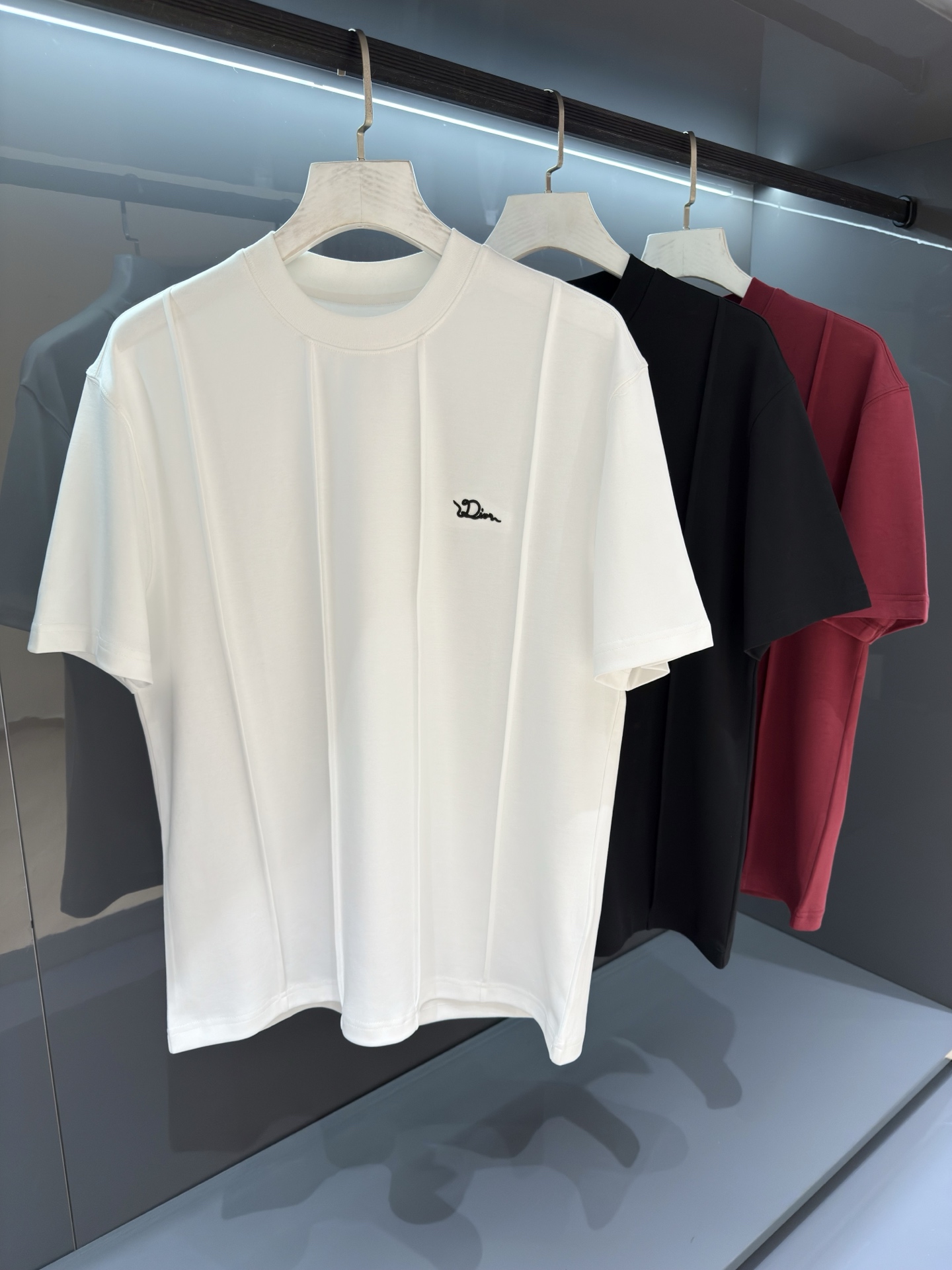 NO:833961,2026SS new summer product Di*r logo embroidered logo short-sleeved T-shirt has superb fashion charm and unique artistic atmosphere. The densely spun knitted cotton fabric is supplied by customers. The delicate and orderly knitting process retains the original soft texture, which is refreshing and refreshing. The texture of the fabric is the most powerful proof.  The new exquisite embroidery brand logo expresses the fusion between agility and unique ingenuity. The fine stitching technology, ribbed round neck and V collar top thread create the classic 'Forger' extension of fashion inspiration. Color: White/Black/Red Size M/L/XL/2XL/3XL M Shoulder Width 45 Bust 104 Length 68 Sleeve Length 22, T-shirt, tees, t-shirt,198609092026SS夏季新品 Di*r 标识刺绣logo短袖T恤 高超的时尚魅力风范,特立独行的艺术气息. 客供密纺针织棉面料,细腻有序的针织工艺保留了最初的那份柔软质感,清肤透爽,工艺考究,织面的质感就是最有力的证明. 全新精美刺绣品牌标识表达了灵动之间的融合感,别具匠心.缝合技术精细度,罗纹圆领搭配 V 领缉面线成就经典的“锻造者”延伸时尚灵感. 颜色:白色/黑色/红色 尺码M/L/XL/2XL/3XL M肩宽45胸围104衣长68袖长22,,T-shirt,tees，t-shirt,,Men's clothing