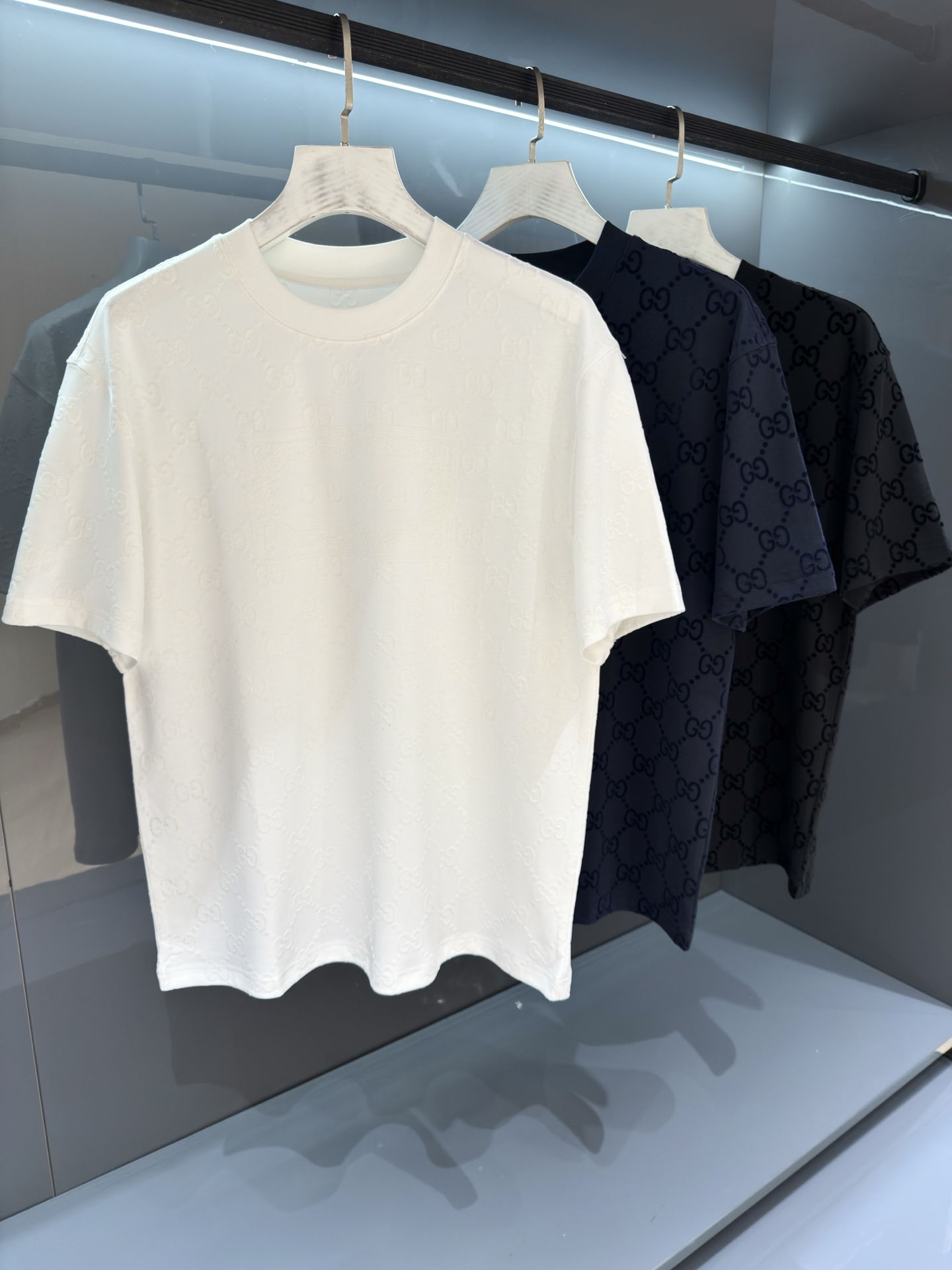NO:833948,2026SS Spring and Summer Gu*ci flocked printed letter logo short-sleeved T-shirt. A new series of single-piece T-shirts. The cutting design is in line with today's trends and the new era of street style. Knitted cotton fabric is supplied by customers. The overall neatness shows perfect effect, and the technical washing makes the cotton material more fit, thicker and smoother. The green printed logo with graffiti letters on the chest highlights the sense of fashion. The overall shape is smooth and beautiful, clear and smooth. Color: white/black/navy blue  Size M/L/XL/2XL/3XL M Shoulder width 43 Bust 102 Clothing length 67 Sleeve length 21,, T-shirt, tees, t-shirt,198609092026SS春夏Gu*ci 植绒印花字母标识短袖T恤 全新系列单品T恤,裁剪设计为当今的潮流趋势,街头风格的新纪元. 客供针织棉面料.整体工整度呈现完美效艺,工艺化水洗让棉料更为贴合厚实,柔滑垂坠. 胸前涂鸦字母绿色印花标识更为突出时尚感,整体平整美观,清晰流畅自然. 颜色白色/黑色/藏青色 尺码M/L/XL/2XL/3XL M肩宽43胸围102衣长67袖长21,,T-shirt,tees，t-shirt,,Men's clothing
