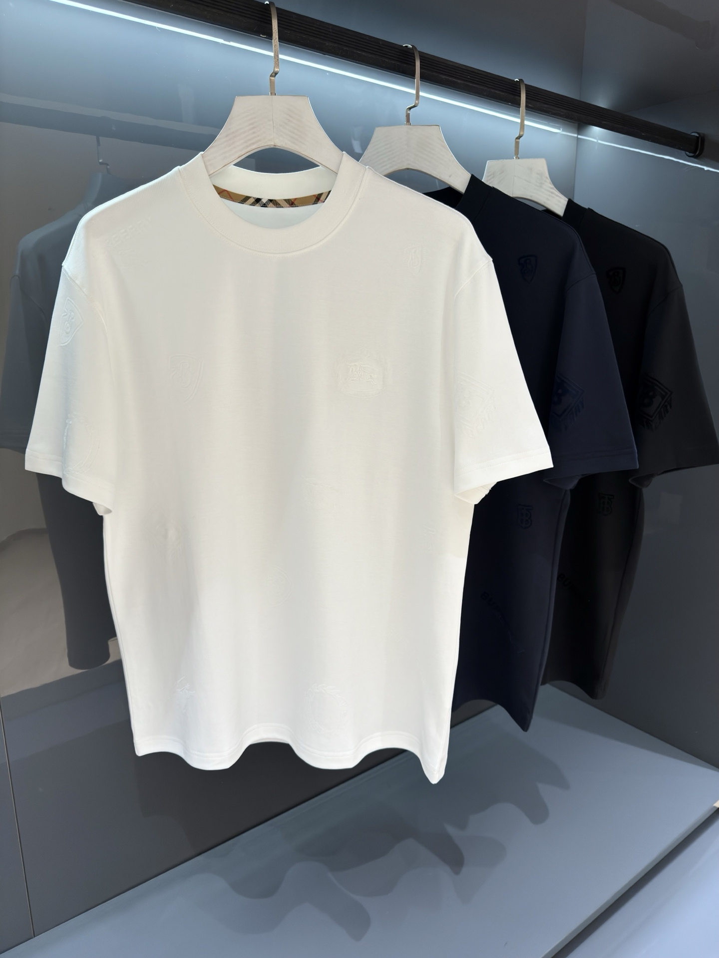 NO:833969,bur flocked printed short-sleeved T-shirt. Classic short-sleeved T-shirt. It comes from old trading channels. The level of craftsmanship can tell the difference. 2026SSBur*erry men's round neck fashionable sports short-sleeved T-shirt  The unique sense of simple fashion is never left alone, and British fashion still cannot be hidden. Knitted cotton fabrics are supplied to customers and are made with micro-knitting technology. The texture and feel are completely boutique-level. Comfortable, breathable, refreshing and versatile. The unique high-tech color matching style opens the concept of BUR. Interpretation of the brand's classic heritage. The refreshed bur classic logo badge on the chest will have innovative derivatives  The exquisite embroidery craftsmanship reflects the obvious convex effect. The tough and solid texture is different from the traditional offset printing pattern. Color white/black/navy blue Size M/L/XL/2XL/3XL M Shoulder width 43 Bust 104 Length 67 Sleeve length 21, burberry, T-shirt, tees, t-shirt,19860909bur植绒印花短袖T  经典短袖T恤 来自老牌贸易渠道货品,工艺程度就能说明一切的与众不同. 2026SSBur*erry 男士圆领时尚标运动短袖T恤 独有的简约时尚感从不落单,英伦时尚依旧掩藏不住.客供针织棉面料,经微型针织的工艺技术制作.质地手感完完全全的精品级别.舒适透气清爽百搭.别具一格的高工艺拼色风格开启了BUR的概念传播. 诠释品牌的经典传承.胸前焕然一新的bur经典标识徽章将有创新性的衍生 精湛的刺绣工艺感体现明显的凸感效果.硬朗结实的质感区别传统胶印图案. 颜色白色/黑色/藏青色 尺码M/L/XL/2XL/3XL M肩宽43胸围104衣长67袖长21,,burberry,T-shirt,tees，t-shirt,,Men's clothing