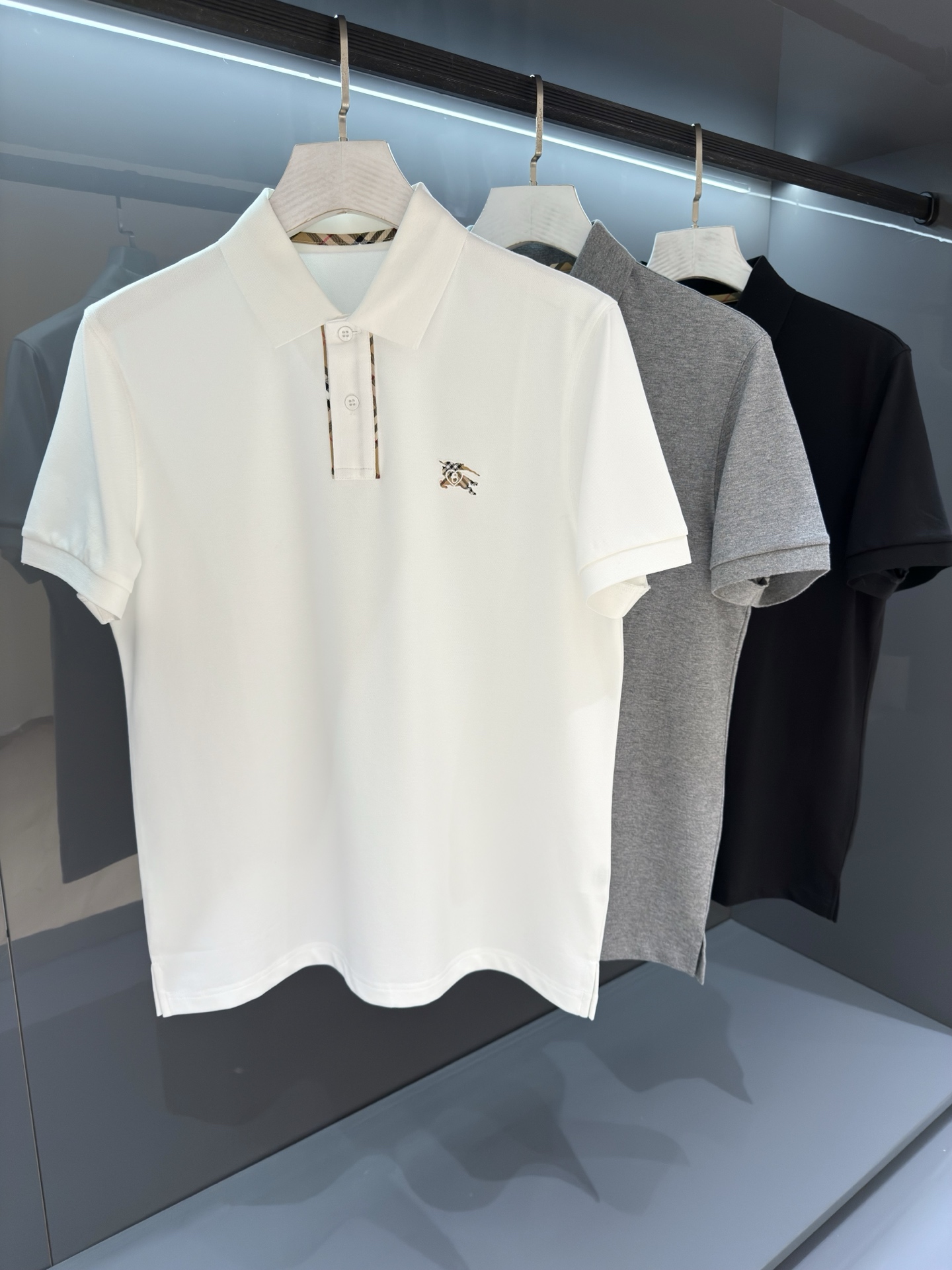 NO:833913,Original order H family's pique Polo shirt is exclusively debuting in the export trade channel. Luxurious quality has achieved fashion status! 2026SSHe*mes embroidered logo lapel short-sleeved T-shirt Polo shirt is a classic and ingenious work that combines leisure and business, putting aside the boring low-quality Polo shirts.  Honegger's top-quality mesh breathable cotton is made through micro-knitted three-dimensional rhombus frame technology. It has a super comfortable texture, unparalleled detail and soft touch, and is cool and breathable. It is refreshing and pleasant, and the first choice for elegant men. The H embroidery logo on the chest pocket uses hand-stitching technology to be smooth, thick, and silky, showing a high-profile beauty. The tight rib knitted collar is neat and detailed and is not easy to deform, and the exquisite craftsmanship is impeccable.  Color Navy/Black/White/Gray Size M/L/XL/2XL/3XL M Shoulder width 43 Bust 100 Clothes length 68 Sleeve length 22, T-shirt, tees, t-shirt,19860909原单 H家珠地Polo衫 独家首发亮相出口贸易渠道货品,奢华品质成就时装地位! 2026SSHe*mes 绣标翻领短袖T恤Polo衫 经典之至的匠心之作,休闲商务凝为一体,让单调乏味的劣质Polo衫靠边. Honegger顶级网孔透气棉,经由微型针织立体菱格拉架工艺过程制作,手感质感超级舒适,细节感和触感柔更是无敌,凉爽透性更是清爽宜人,优雅男士的首选. 胸前袋饰H刺绣标运用手工针点技术 圆滑厚实丝丝分明,尽显高姿态尤物. 严密罗纹针织领口工整细致不易变型,精湛的工艺无懈可击. 颜色藏青色/黑色/白色/灰色 尺码M/L/XL/2XL/3XL M肩宽43胸围100衣长68袖长22,,T-shirt,tees，t-shirt,,Men's clothing