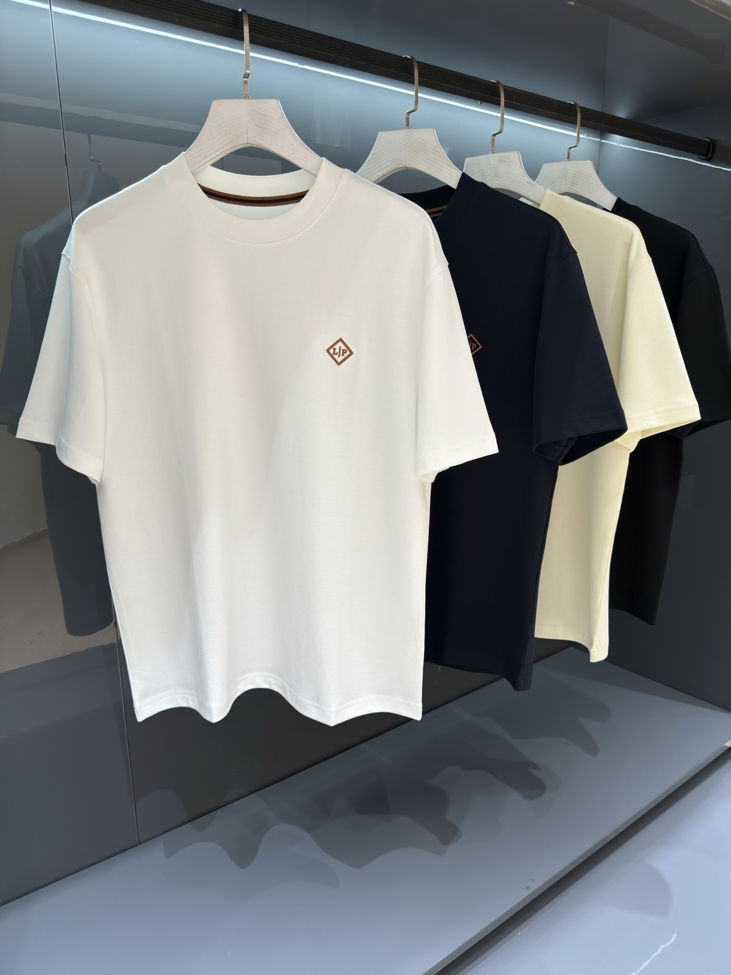 NO:833925,Liquid ammonia cotton round neck T-shirt official website synchronization LP 1911SS new spring and summer men's round neck short-sleeved, three-dimensional cutting double mercerized silky smooth and skin-friendly comfortable men's round neck short-sleeved T-shirt High-end main line series, with the consistent high level of the main line, from fabrics to details are excellent. It will not fall out of shape after long-term wear, making the overall upper body effect more low-key luxury, noble and elegant!  The pattern is cut into a wide design that is most suitable for Asian body types, so that the upper body effect is more comfortable and unrestricted. It is business casual, fashionable and versatile, elegant and harmonious. It is simply a must-have item for every successful man!  !  Color white/black/apricot/navy size 48-56 48 shoulder width 43 bust 102 length 67 sleeve length 22, loro piana, T-shirt, tees, t-shirt,19860909液氨棉圆领T 官网同步 LP 1911SS春夏新品口男士圆领短袖、立体裁剪双丝光处理丝滑亲肤舒适男士圆领短袖T恤衫 高端主线系列,有着主线的一贯高水准,从面料到细节都堪称优秀. 久穿也不会掉落变形,使得整体的上身效果更加的低调奢华,高贵典雅！ 版型裁剪出最适合亚洲人体型的宽阔型设计,这样上身效果才更加的舒适自在不受限制,商务休闲,时尚百搭,亦庄亦谐,简直是每位成功男士的必备单品！！ 颜色白色/黑色/杏色/藏青色 尺码48-56 48肩宽43胸围102衣长67袖长22,,loro piana,T-shirt,tees，t-shirt,,Men's clothing