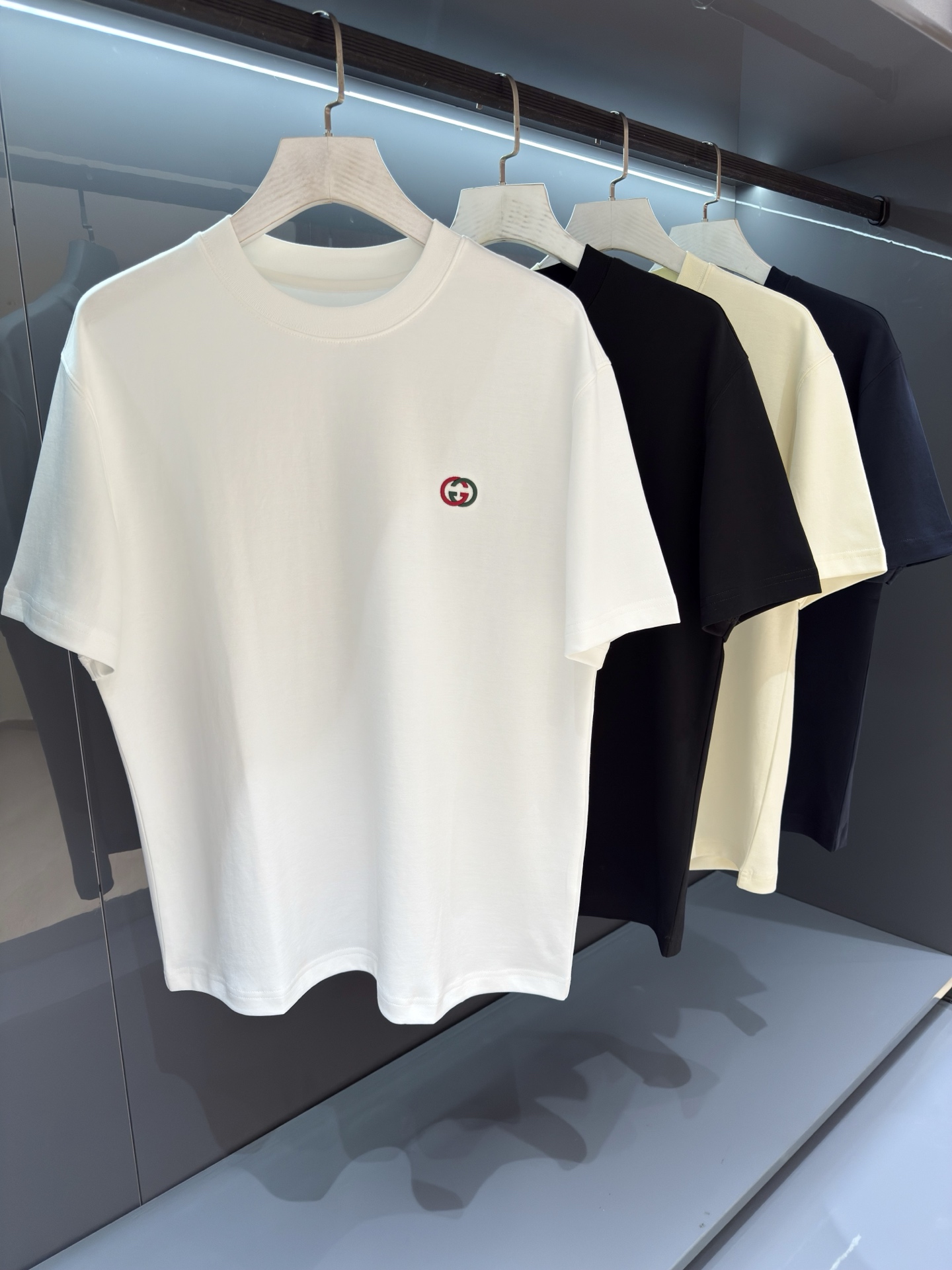 NO:833933,2026SS Spring and Summer Gu*ci embroidered printed small logo letter logo short-sleeved T-shirt. A new series of single-piece T-shirts. The tailoring design is in line with today's trends and the new era of street style. Knitted cotton fabric is supplied by customers. The overall neatness shows perfect effect, and the technical washing makes the cotton material more fit, thicker and smoother. The green printed logo with graffiti letters on the chest highlights the fashion sense. The overall is smooth and beautiful, clear and smooth. Color: white/black/navy blue/apricot  Size 48-56 48: shoulder width 45, bust 104, length 68, sleeve length 22, T-shirt, tees, t-shirt,198609092026SS春夏Gu*ci 刺绣印花小logo字母标识短袖T恤 全新系列单品T恤,裁剪设计为当今的潮流趋势,街头风格的新纪元. 客供针织棉面料.整体工整度呈现完美效艺,工艺化水洗让棉料更为贴合厚实,柔滑垂坠. 胸前涂鸦字母绿色印花标识更为突出时尚感,整体平整美观,清晰流畅自然. 颜色白色/黑色/藏青色/杏色 尺码48-56 48:肩宽45胸围104衣长68袖长22,,T-shirt,tees，t-shirt,,Men's clothing