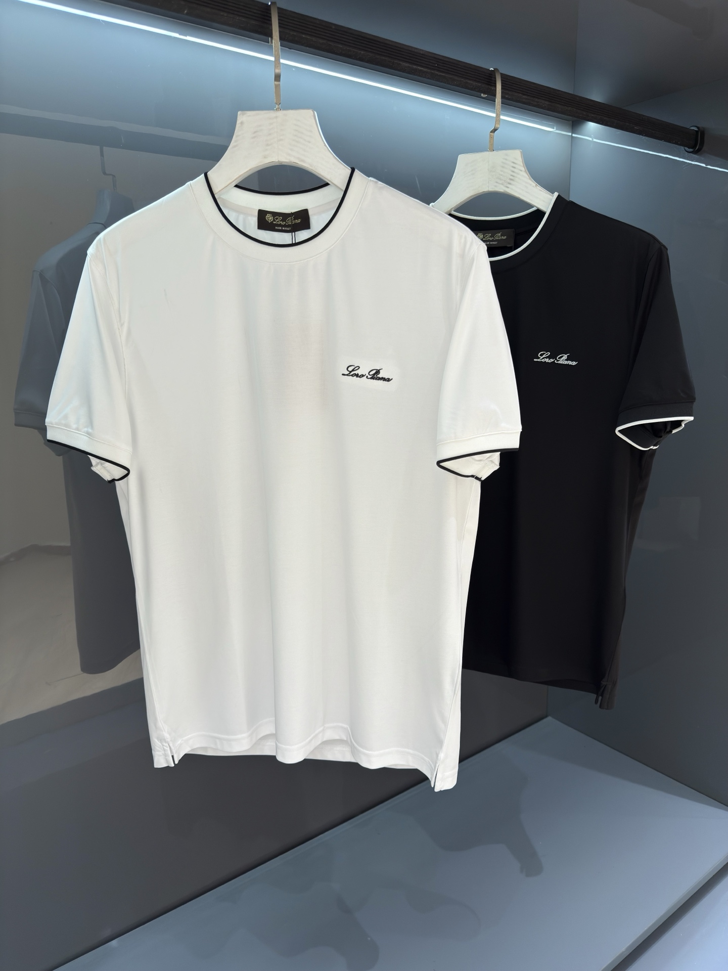 NO:833919,Laoqian LP original order embroidered letter short-sleeved T-shirt 2026SS spring and summer new arrival men's round-neck short-sleeved, three-dimensional cutting double mercerized silky smooth and skin-friendly comfortable men's round-neck short-sleeved T-shirt High-end main line series, with the consistent high level of the main line, from fabrics to details are excellent. It will not fall out of shape after long-term wear, making the overall upper body effect more low-key luxury, noble and elegant!  The pattern is cut into a wide design that is most suitable for Asian body types, so that the upper body effect is more comfortable and unrestricted. It is business casual, fashionable and versatile, elegant and harmonious. It is simply a must-have item for every successful man!  !  Color black, white Size M-3XL M shoulder width 43 bust 98 length 67 sleeve length 22, loro piana, T-shirt, tees, t-shirt,19860909老钱 LP 原单 刺绣字母短袖T 2026SS春夏新品口男士圆领短袖、立体裁剪双丝光处理丝滑亲肤舒适男士圆领短袖T恤衫 高端主线系列,有着主线的一贯高水准,从面料到细节都堪称优秀. 久穿也不会掉落变形,使得整体的上身效果更加的低调奢华,高贵典雅！ 版型裁剪出最适合亚洲人体型的宽阔型设计,这样上身效果才更加的舒适自在不受限制,商务休闲,时尚百搭,亦庄亦谐,简直是每位成功男士的必备单品！！ 颜色黑色、白色 尺码M-3XL  M肩宽43胸围98衣长67袖长22,,loro piana,T-shirt,tees，t-shirt,,Men's clothing