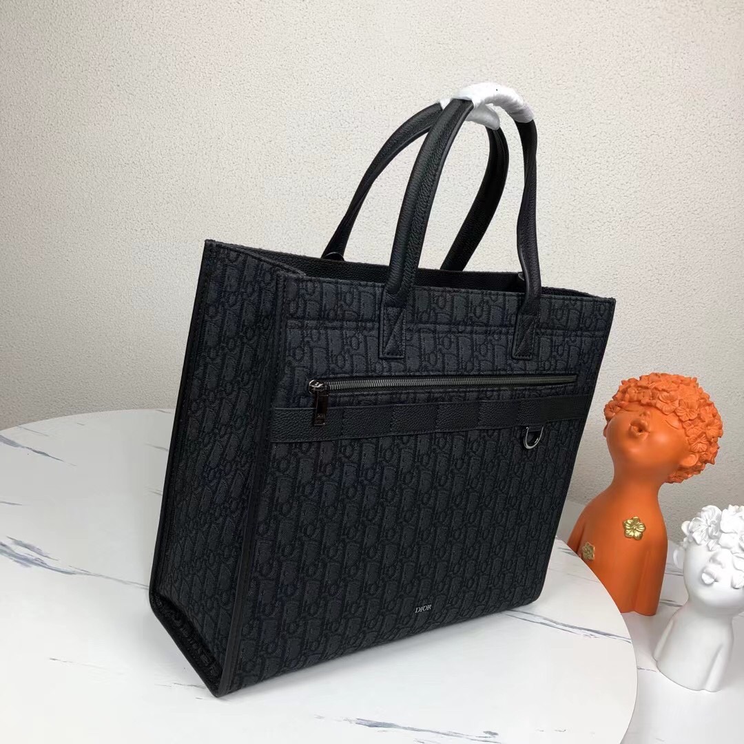🅿️470 【市场最高版本,欢迎对比】
这款 Safari 手袋是二零二三秋季新品,兼具高雅风范与实用功能。采用黑色 Oblique 印花面料精心制作,饰以同色调粒面牛皮革装饰提升格调,正面点缀以 Dior 标志。宽敞的隔层和正面拉链口袋可收纳各种日常用品,皮革带和 D 形饰环可悬挂各种配饰或 AirPods Pro 耳机套。皮革顶部手柄更显精致,可手提或肩背。
黑色 Oblique 印花面料和粒面牛皮革
正面饰以 Dior 标志
内侧饰以 Dior 标志
皮革手柄
正面拉链口袋搭配皮革饰带和 D 形饰环,可悬挂各种配饰
内部笔记本电脑隔层
内含防尘袋
意大利制造
杏号: 1ESSH224YKY#(黑色提花)
尺寸:39 x 35 x 11 厘米(长 x 高 x 宽)