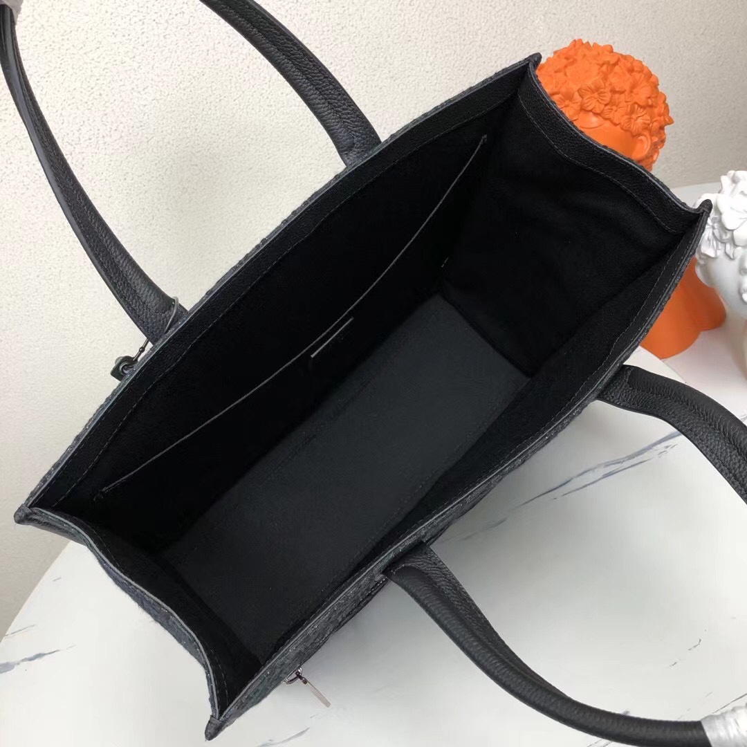 🅿️470 【市场最高版本,欢迎对比】
这款 Safari 手袋是二零二三秋季新品,兼具高雅风范与实用功能。采用黑色 Oblique 印花面料精心制作,饰以同色调粒面牛皮革装饰提升格调,正面点缀以 Dior 标志。宽敞的隔层和正面拉链口袋可收纳各种日常用品,皮革带和 D 形饰环可悬挂各种配饰或 AirPods Pro 耳机套。皮革顶部手柄更显精致,可手提或肩背。
黑色 Oblique 印花面料和粒面牛皮革
正面饰以 Dior 标志
内侧饰以 Dior 标志
皮革手柄
正面拉链口袋搭配皮革饰带和 D 形饰环,可悬挂各种配饰
内部笔记本电脑隔层
内含防尘袋
意大利制造
杏号: 1ESSH224YKY#(黑色提花)
尺寸:39 x 35 x 11 厘米(长 x 高 x 宽)