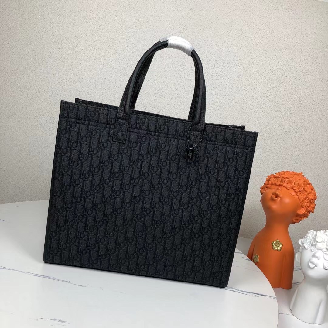 🅿️470 【市场最高版本,欢迎对比】
这款 Safari 手袋是二零二三秋季新品,兼具高雅风范与实用功能。采用黑色 Oblique 印花面料精心制作,饰以同色调粒面牛皮革装饰提升格调,正面点缀以 Dior 标志。宽敞的隔层和正面拉链口袋可收纳各种日常用品,皮革带和 D 形饰环可悬挂各种配饰或 AirPods Pro 耳机套。皮革顶部手柄更显精致,可手提或肩背。
黑色 Oblique 印花面料和粒面牛皮革
正面饰以 Dior 标志
内侧饰以 Dior 标志
皮革手柄
正面拉链口袋搭配皮革饰带和 D 形饰环,可悬挂各种配饰
内部笔记本电脑隔层
内含防尘袋
意大利制造
杏号: 1ESSH224YKY#(黑色提花)
尺寸:39 x 35 x 11 厘米(长 x 高 x 宽)