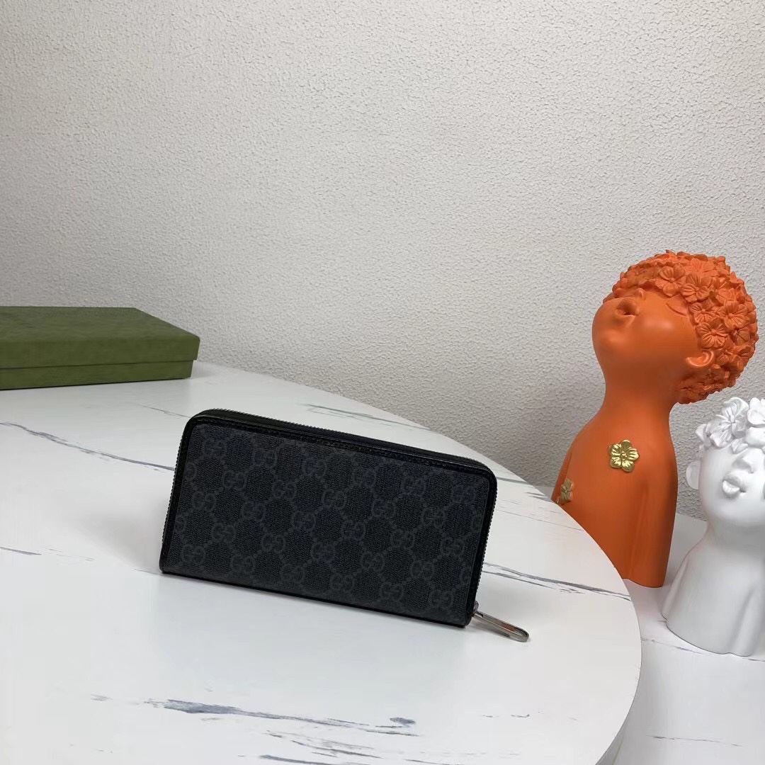 🅿️240《顶级原厂皮配原厂绿盒包装》这款简洁纤长的钱包采用黑色GG Supreme帆布材质，饰以同色调皮革滚边和互扣式双G标牌，突显经典设计的魅力。黑GGSupreme帆布，环保材料。黑色皮革滚边。粘胶纤维衬里，椭圆形互扣式双G皮革标牌。八个卡片隔层，两个钞票隔层。颜色：黑色/pvc。型号：673003#，尺寸：19*10.5*2cm。