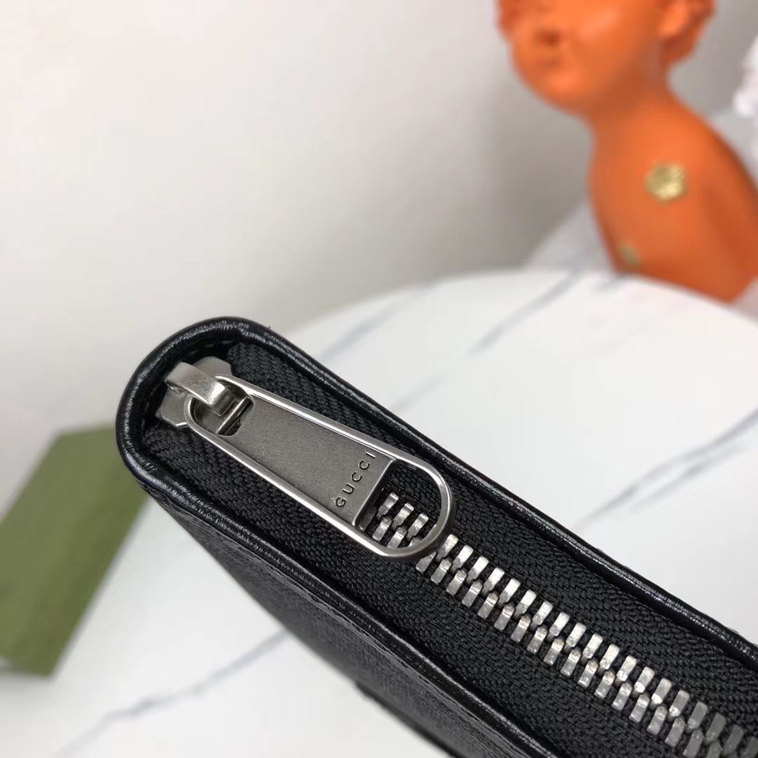 🅿️240《顶级原厂皮配原厂绿盒包装》这款简洁纤长的钱包采用黑色GG Supreme帆布材质，饰以同色调皮革滚边和互扣式双G标牌，突显经典设计的魅力。黑GGSupreme帆布，环保材料。黑色皮革滚边。粘胶纤维衬里，椭圆形互扣式双G皮革标牌。八个卡片隔层，两个钞票隔层。颜色：黑色/pvc。型号：673003#，尺寸：19*10.5*2cm。