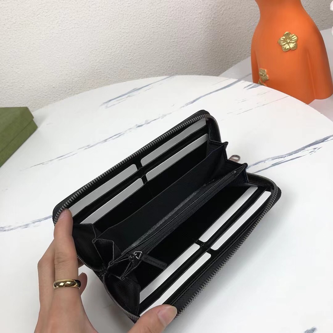 🅿️240《顶级原厂皮配原厂绿盒包装》这款简洁纤长的钱包采用黑色GG Supreme帆布材质，饰以同色调皮革滚边和互扣式双G标牌，突显经典设计的魅力。黑GGSupreme帆布，环保材料。黑色皮革滚边。粘胶纤维衬里，椭圆形互扣式双G皮革标牌。八个卡片隔层，两个钞票隔层。颜色：黑色/pvc。型号：673003#，尺寸：19*10.5*2cm。